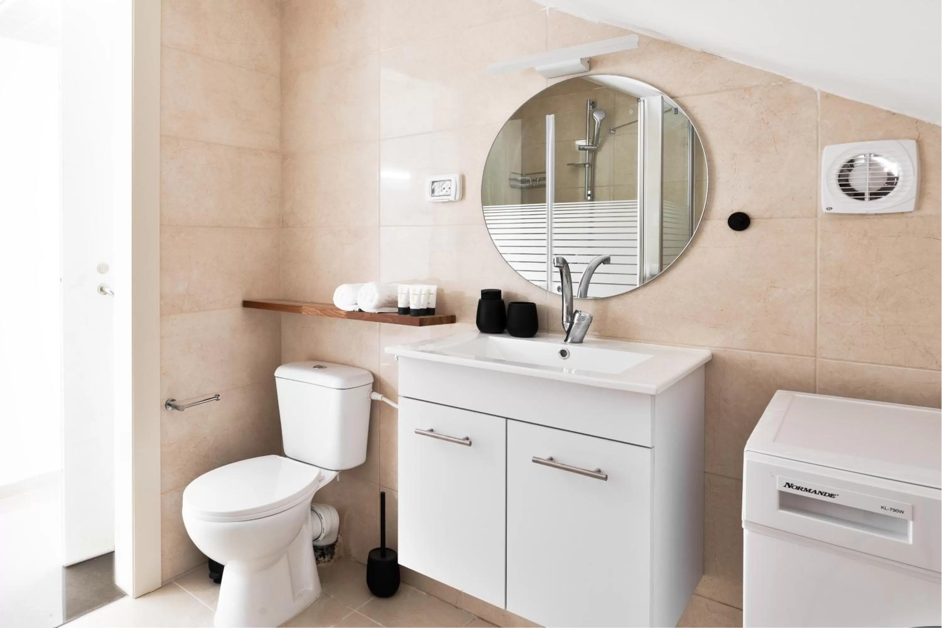 Toilet in Mate ALMA - By HOMY