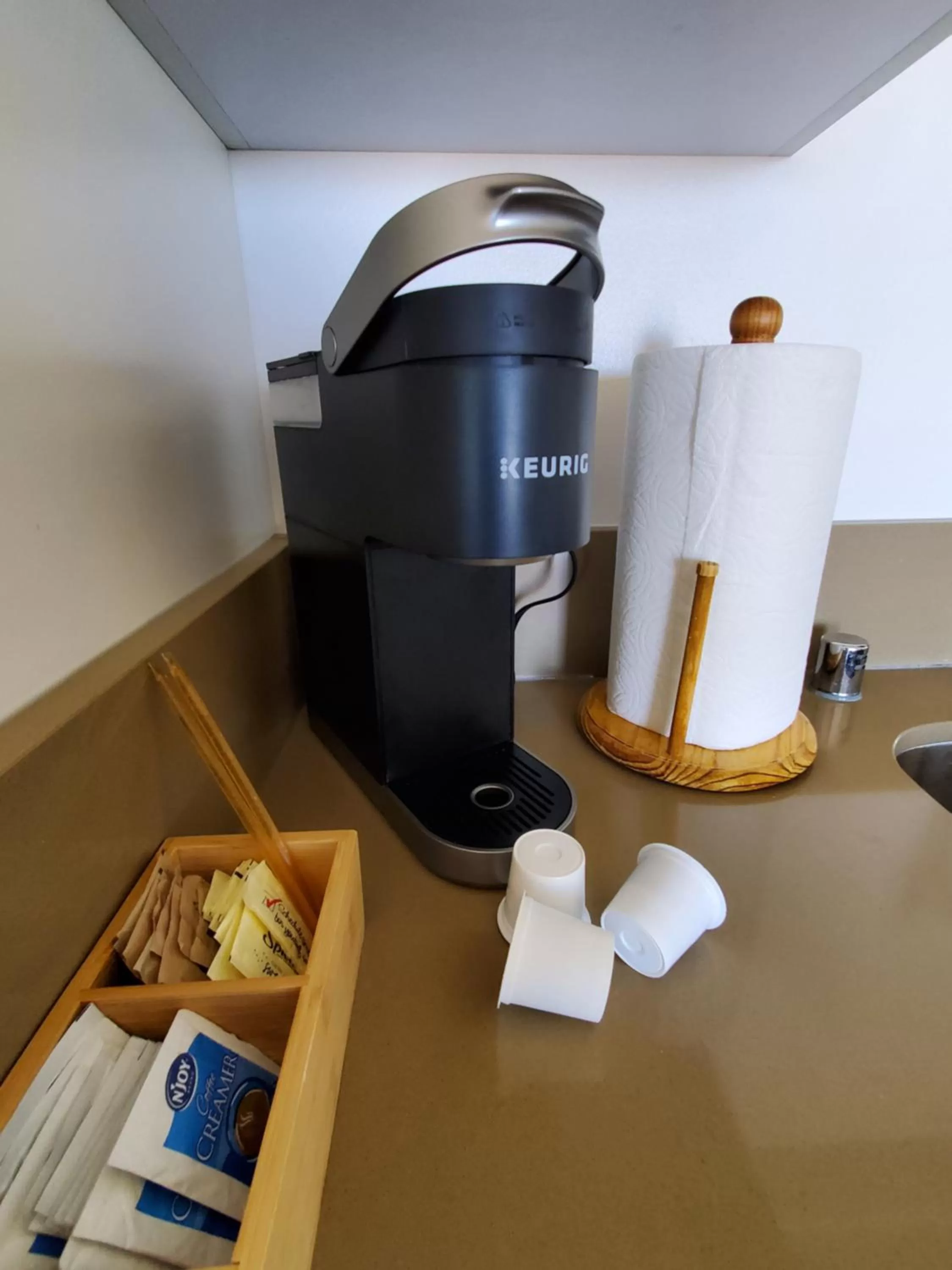 Coffee/tea facilities, TV/Entertainment Center in Moonstone Beach Motel