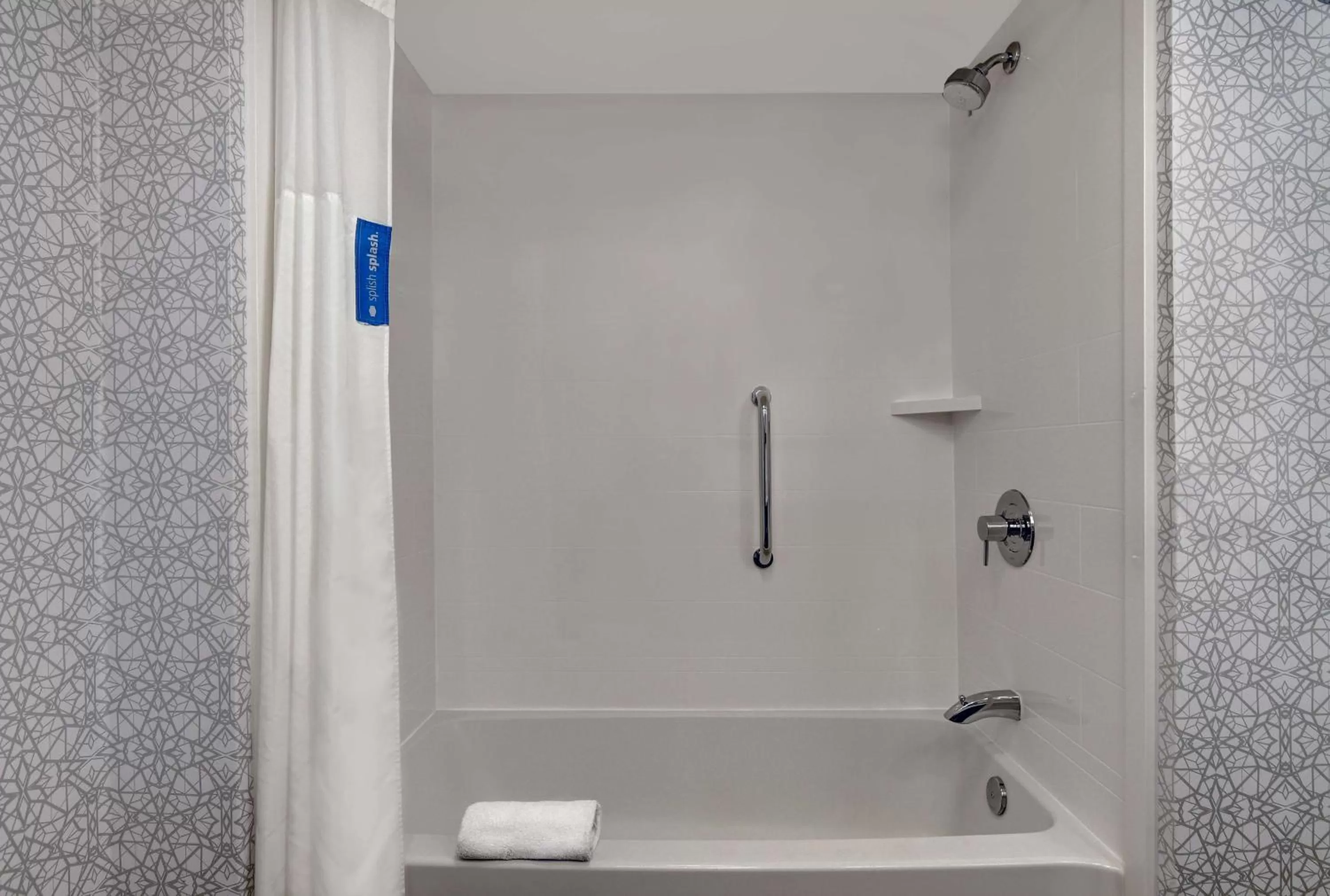 Bathroom in Hampton Inn Patriots Point