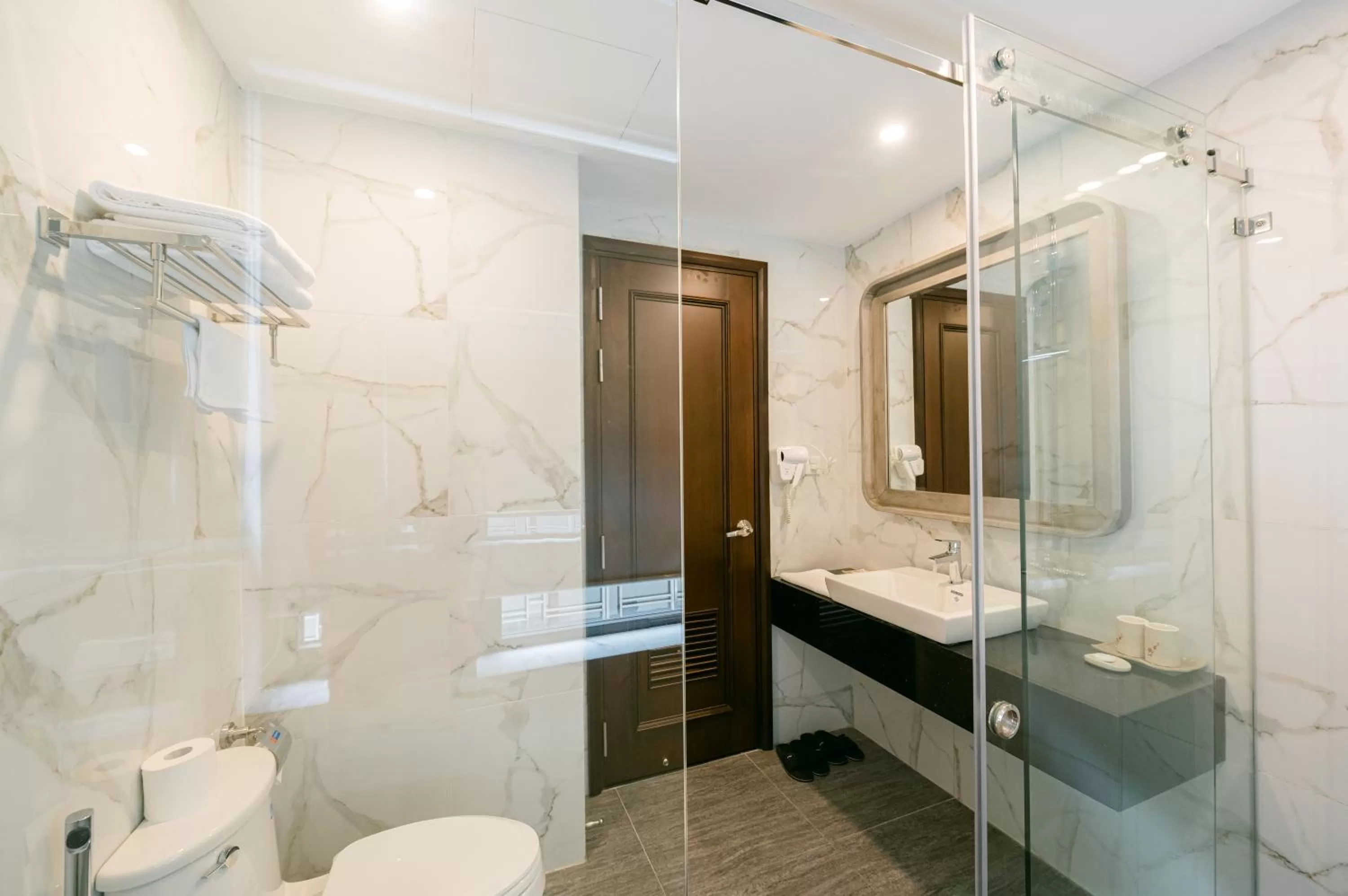 Toilet in Marigold Hotel Hanoi