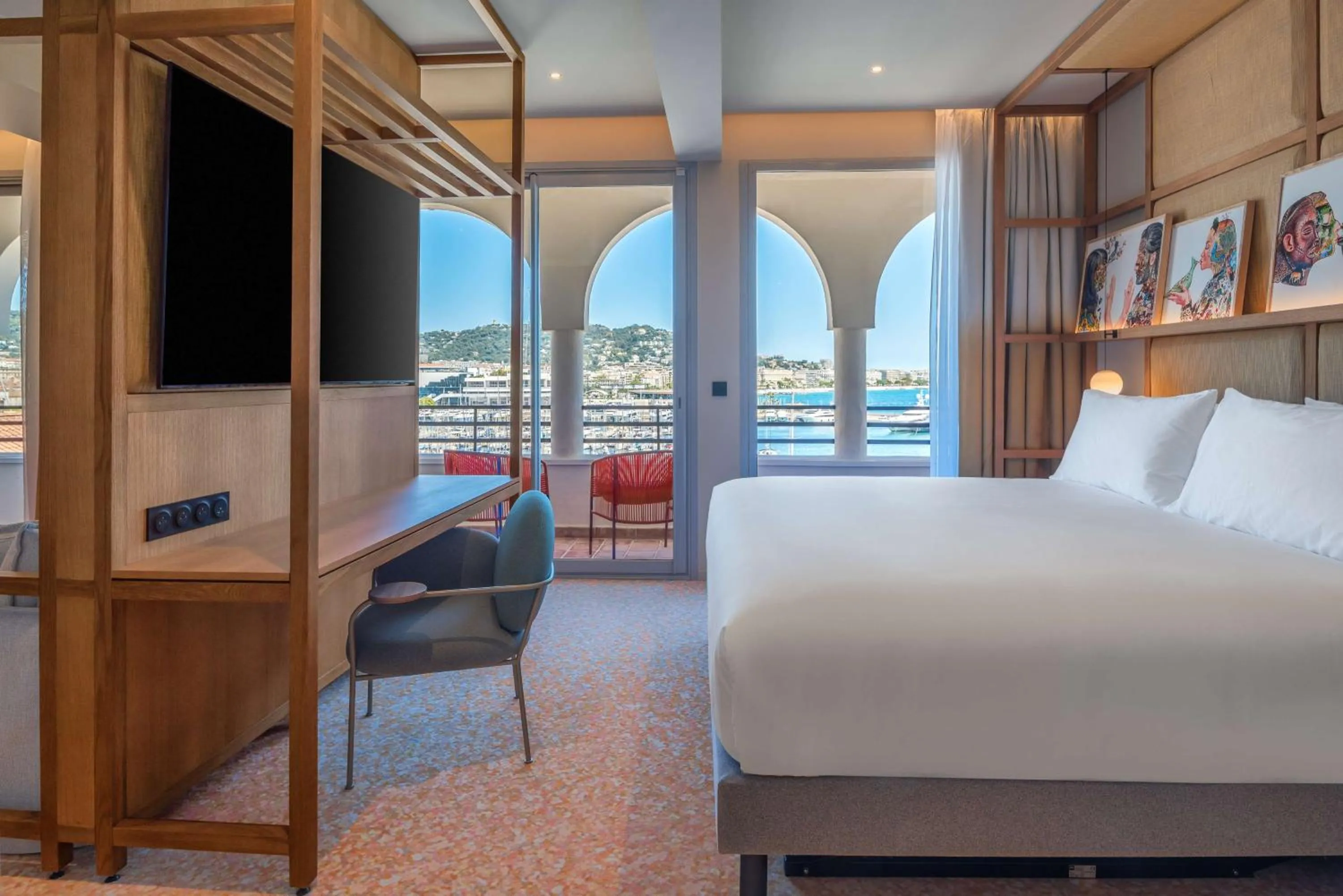 TV and multimedia, Bed in Canopy by Hilton Cannes