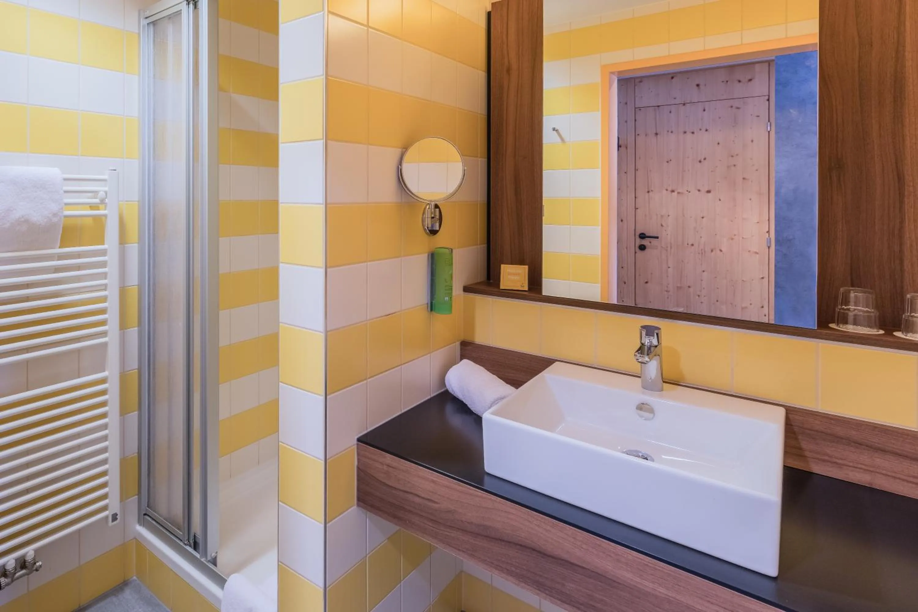 Bathroom, Bed in JUFA Hotel Wipptal