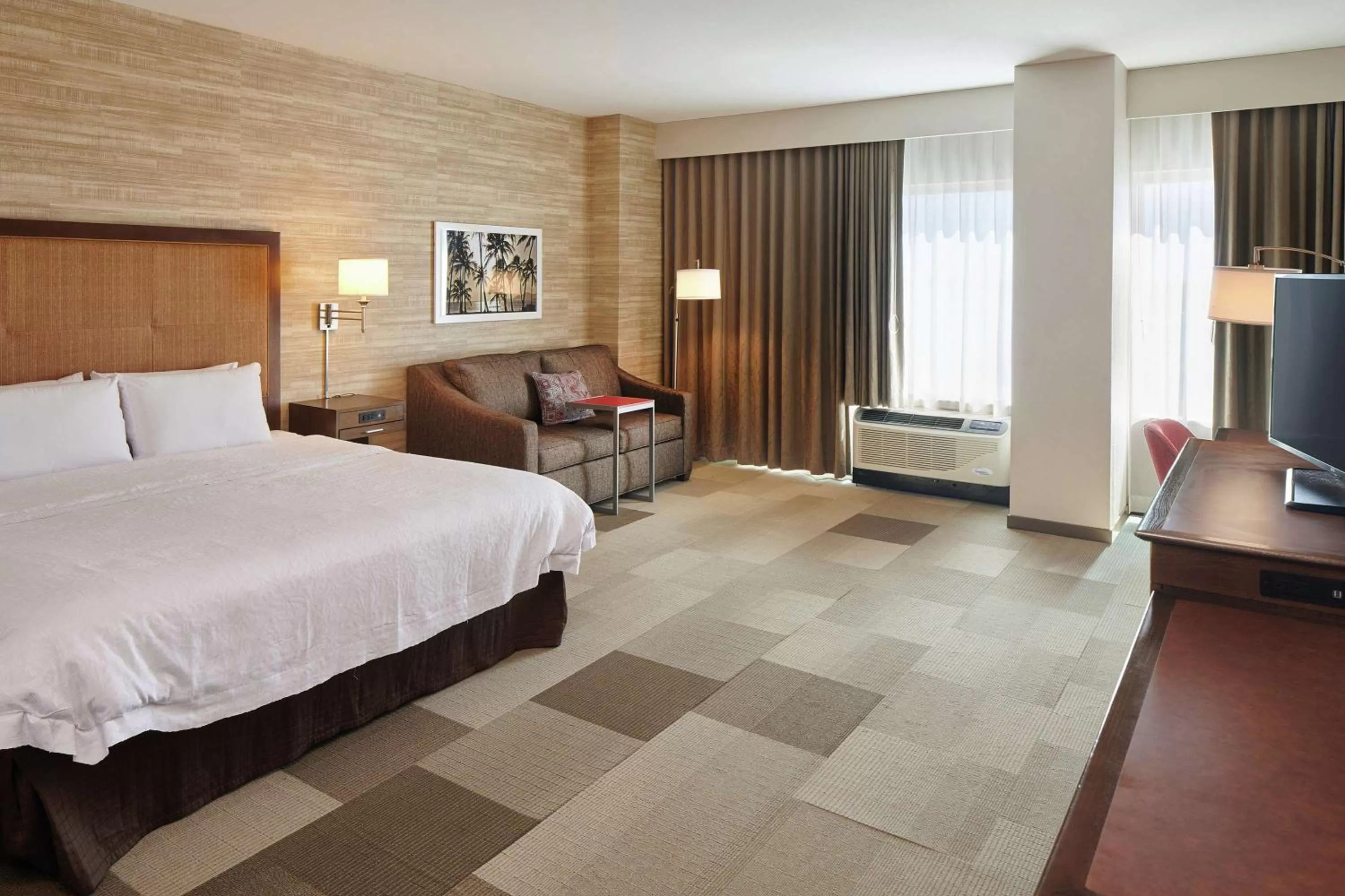 Bed in Hampton Inn & Suites Oahu Kapolei - FREE Parking - No Resort Fee