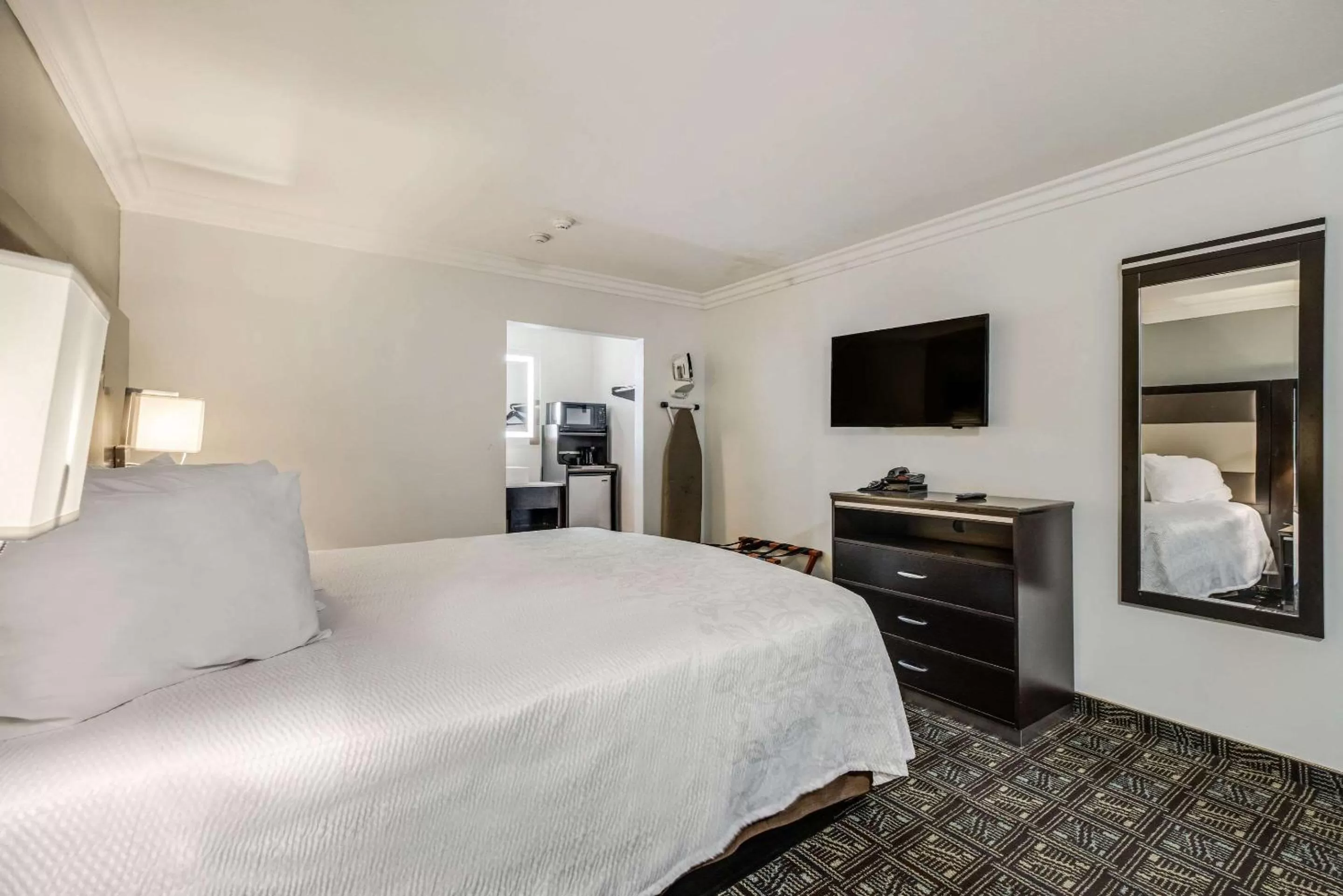 Photo of the whole room, Bed in Rodeway Inn Old Town Temecula