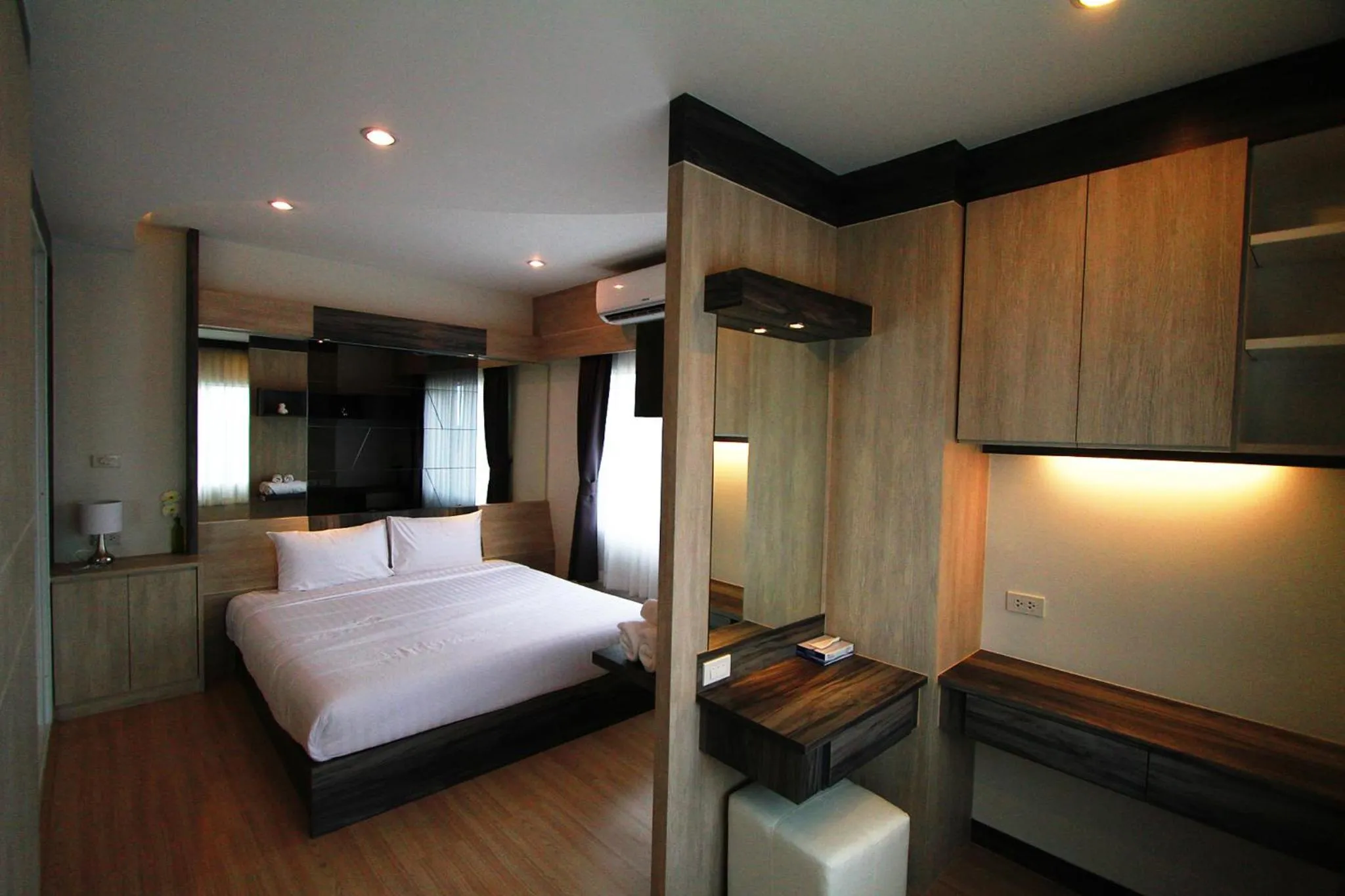 Photo of the whole room, Bed in The Contrast i Hotel