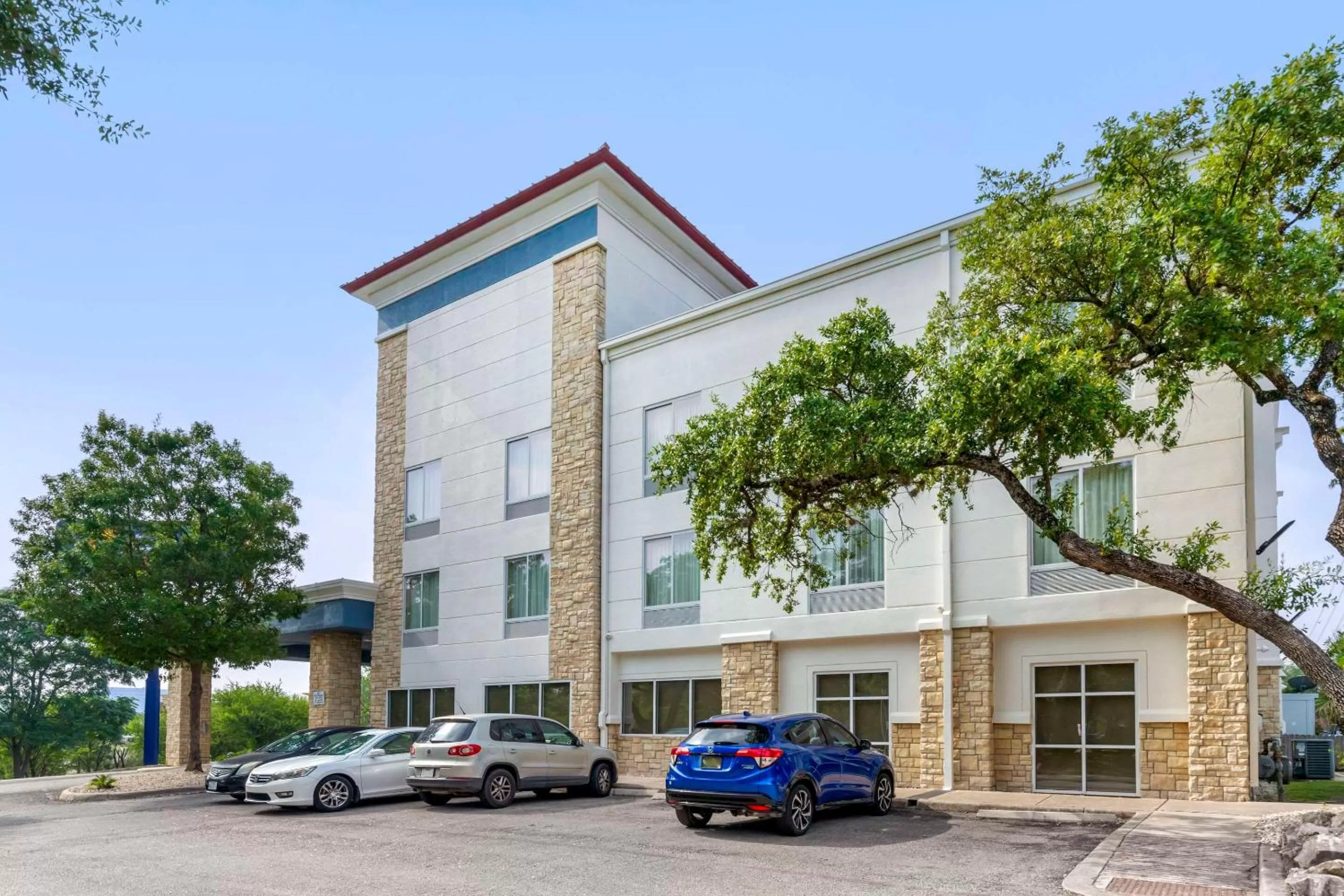Property building in Comfort Suites Medical Center near Six Flags