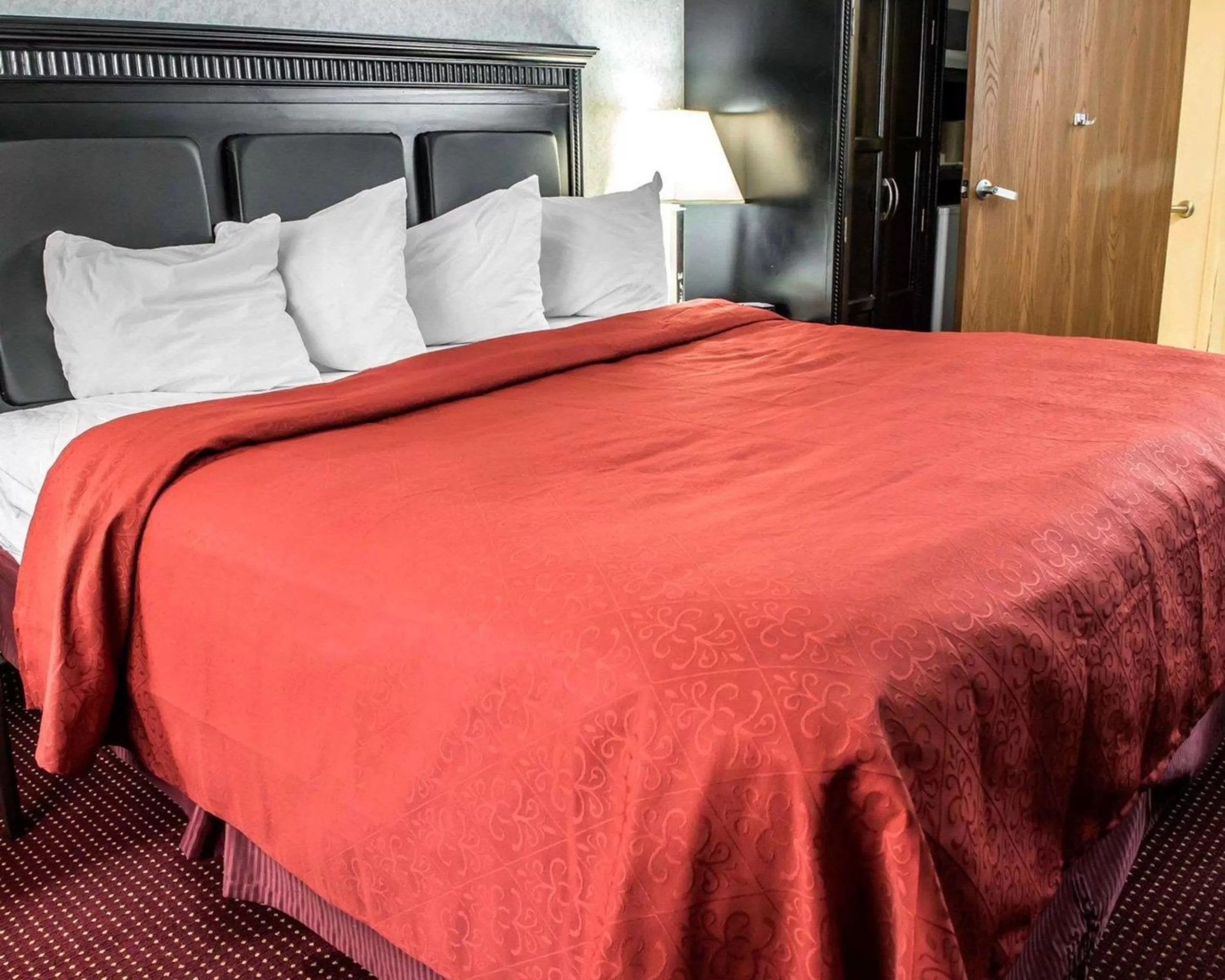 Photo of the whole room, Bed in Quality Inn & Suites Gibsonia - Pittsburgh North