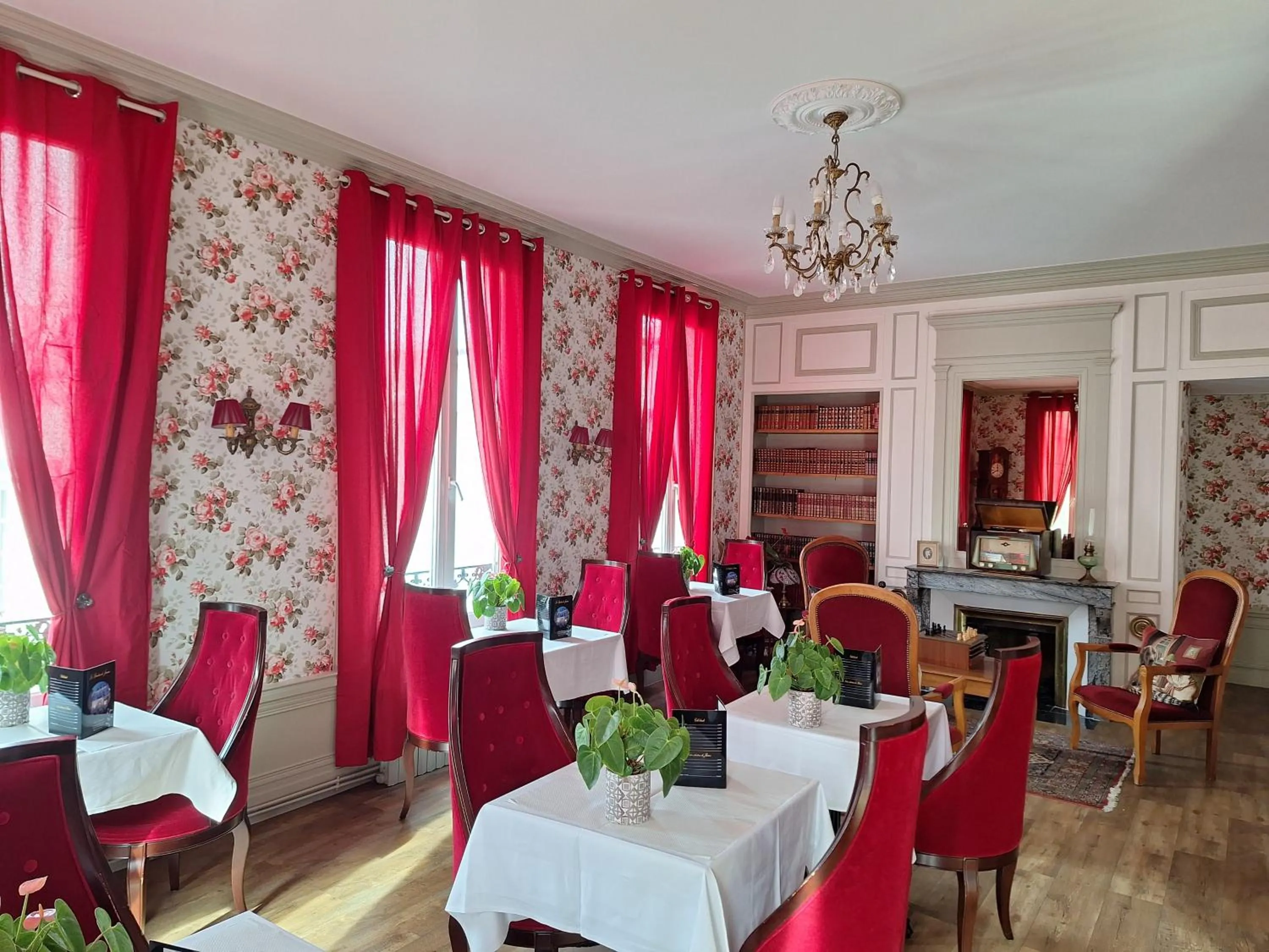 Breakfast in Hotel de Charme La Bonne Adresse - Logis hotels