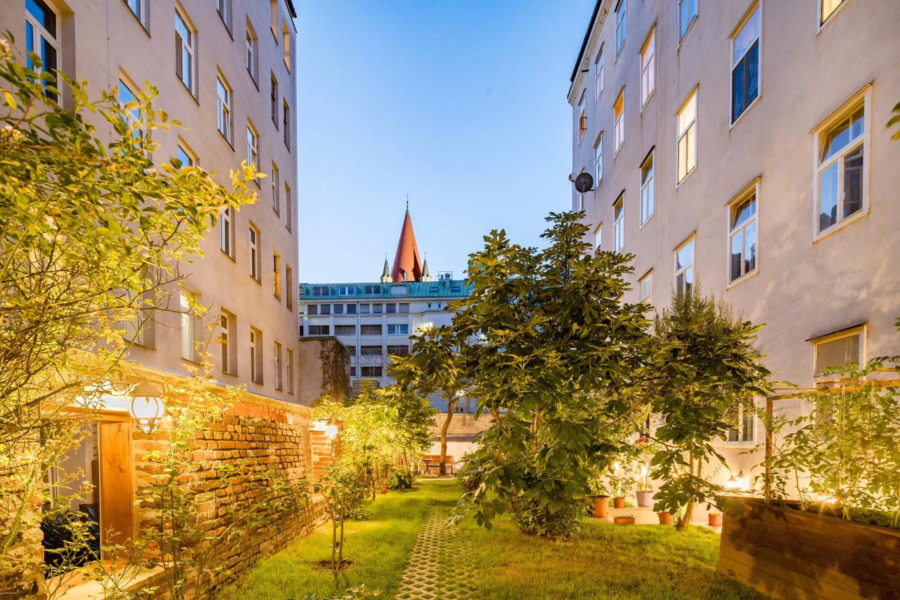 Garden in Best Western Plus Celebrity Suites
