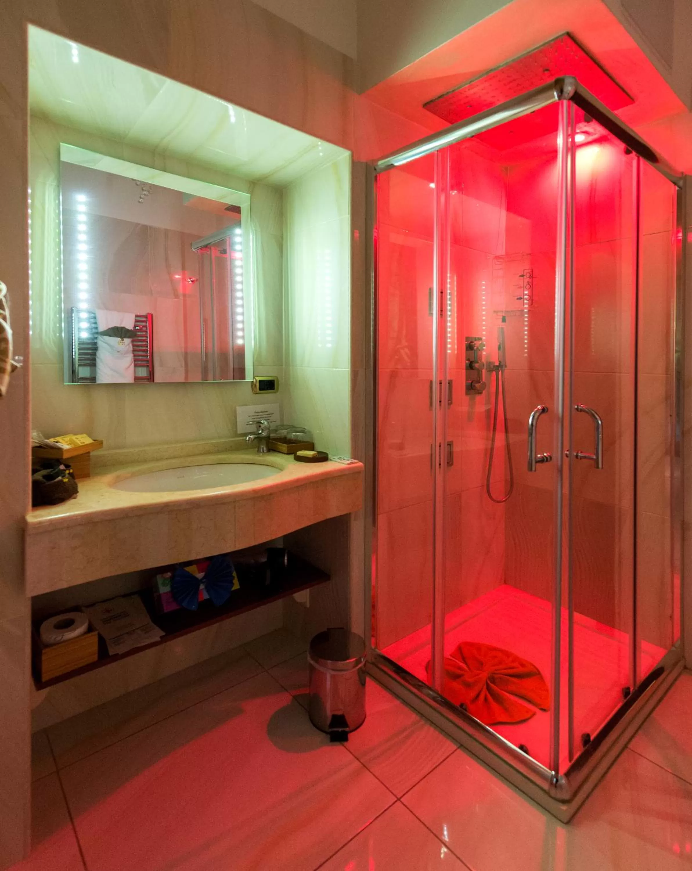 Shower in B&B Roma Royal Residence