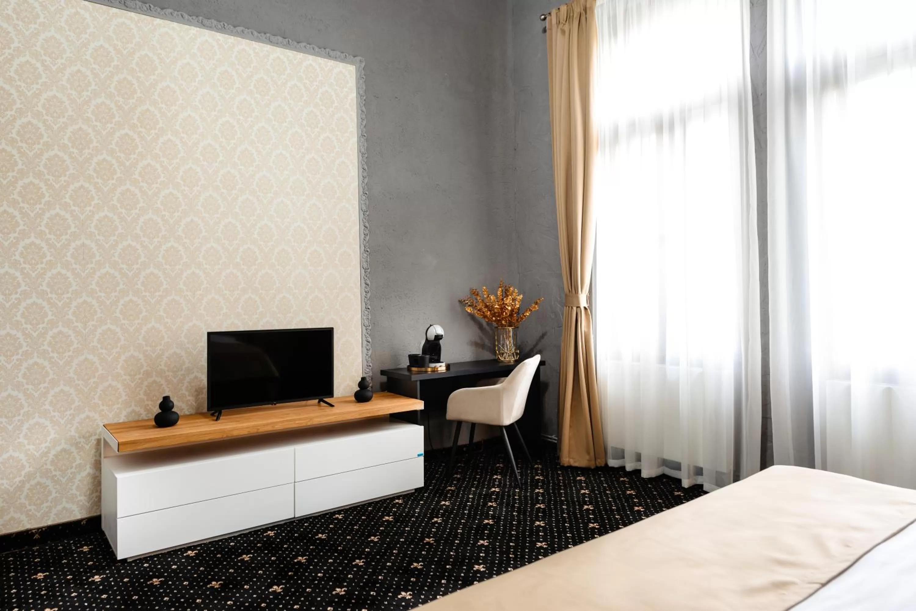 TV and multimedia, Bed in Palace Bulevard Inn