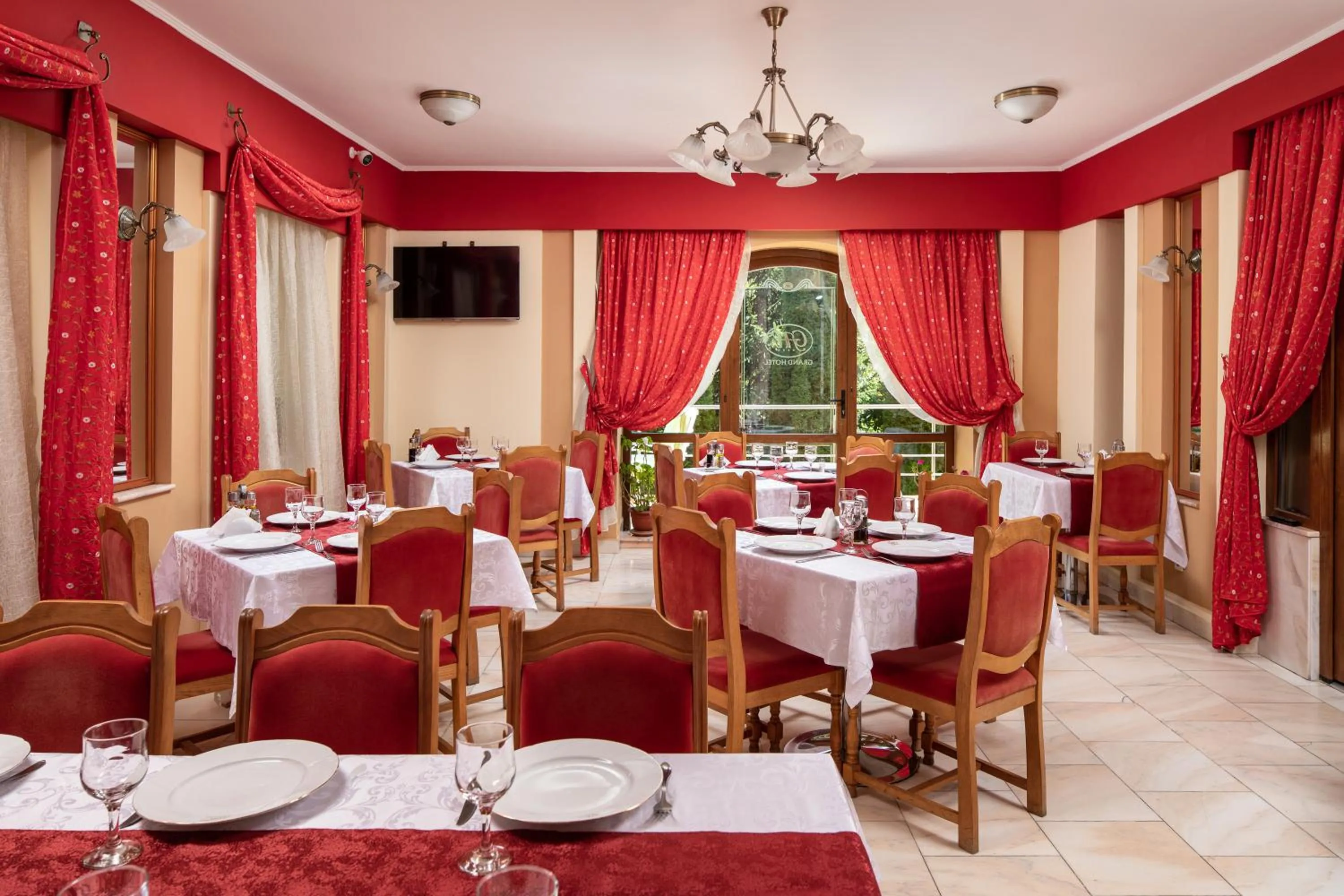 Restaurant/places to eat in Grand Hotel