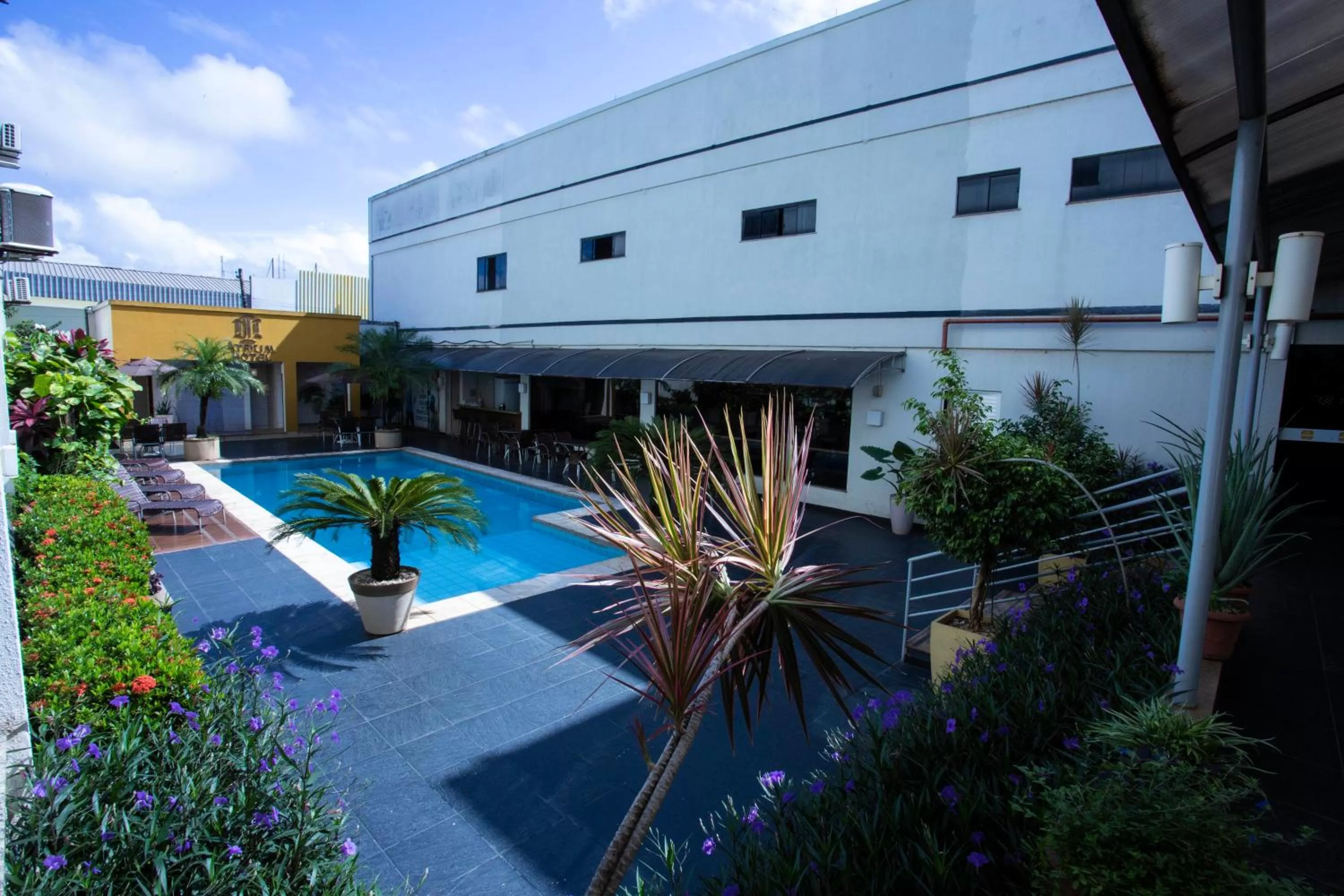 Swimming pool in Atrium Confort Hotels