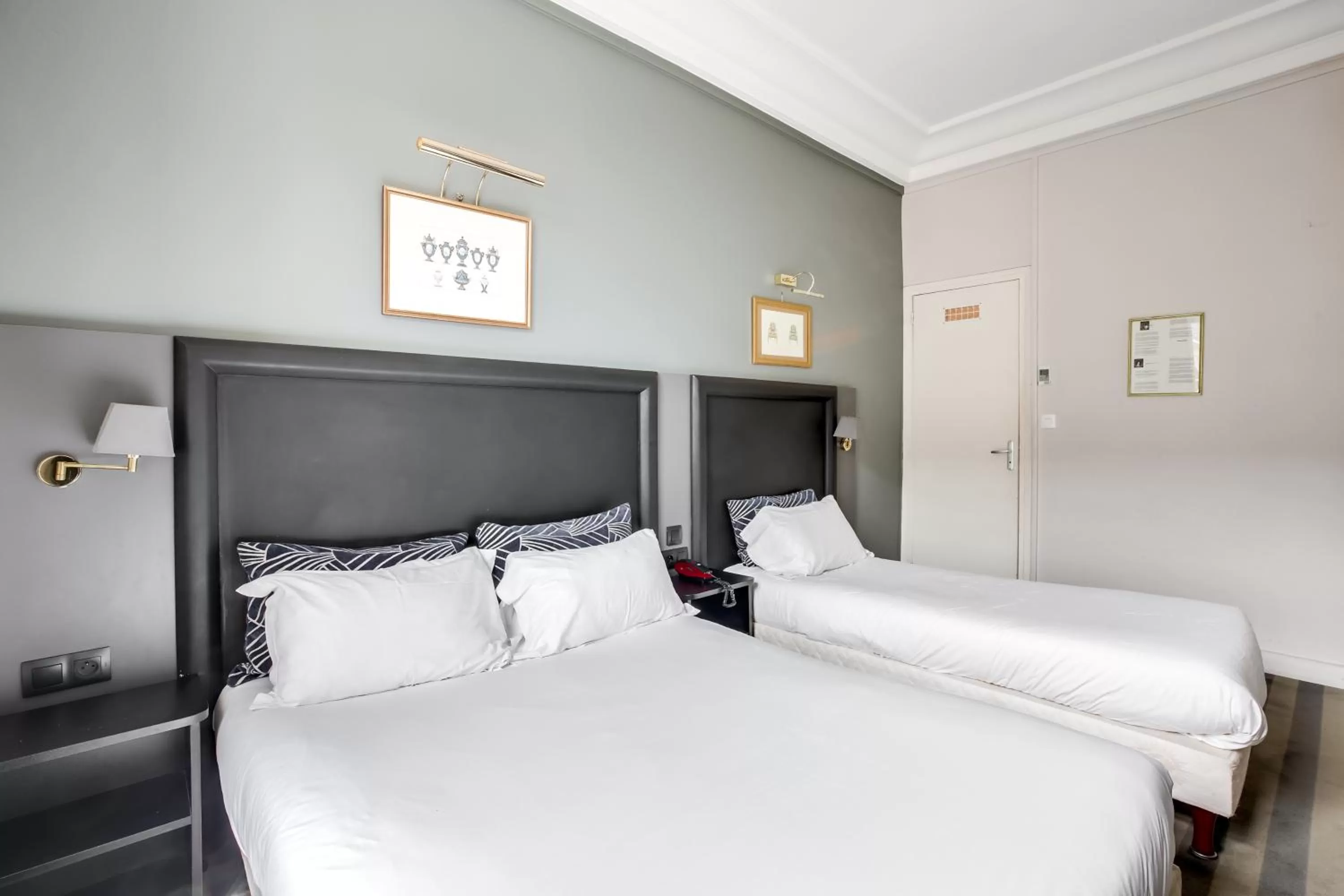 Bed in Hotel Opera Maintenon