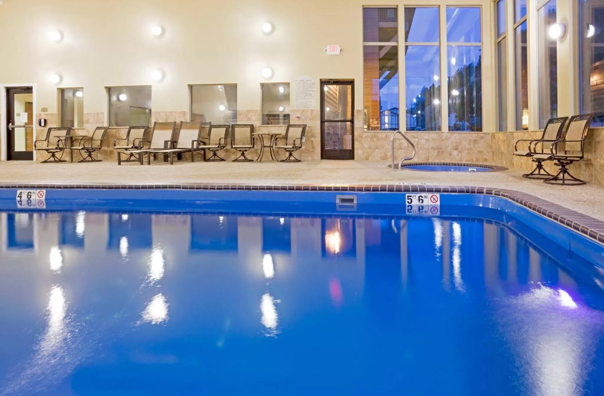 Swimming pool in Holiday Inn Express & Suites Custer-Mt Rushmore