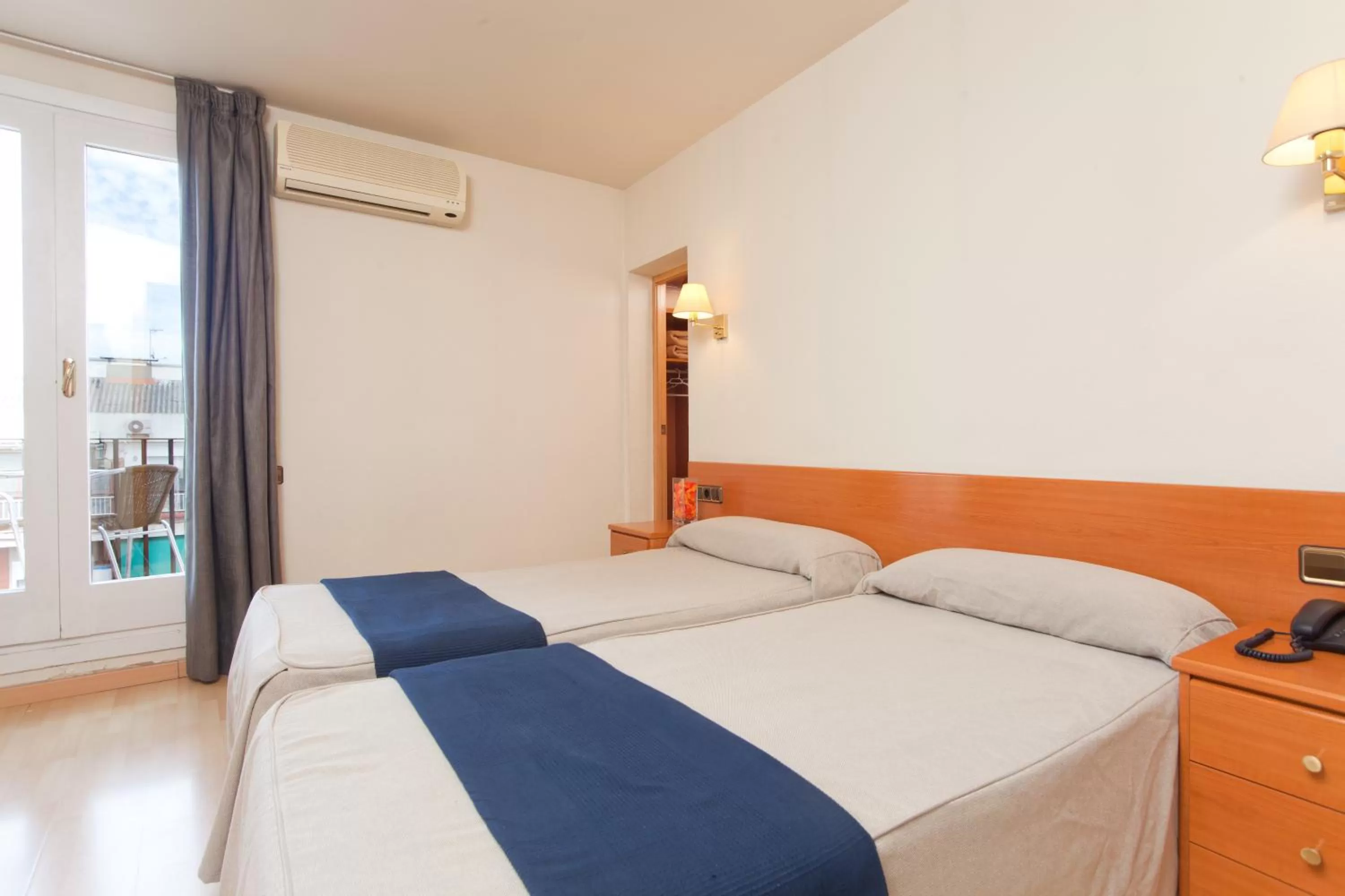 Photo of the whole room, Bed in Hotel Everest