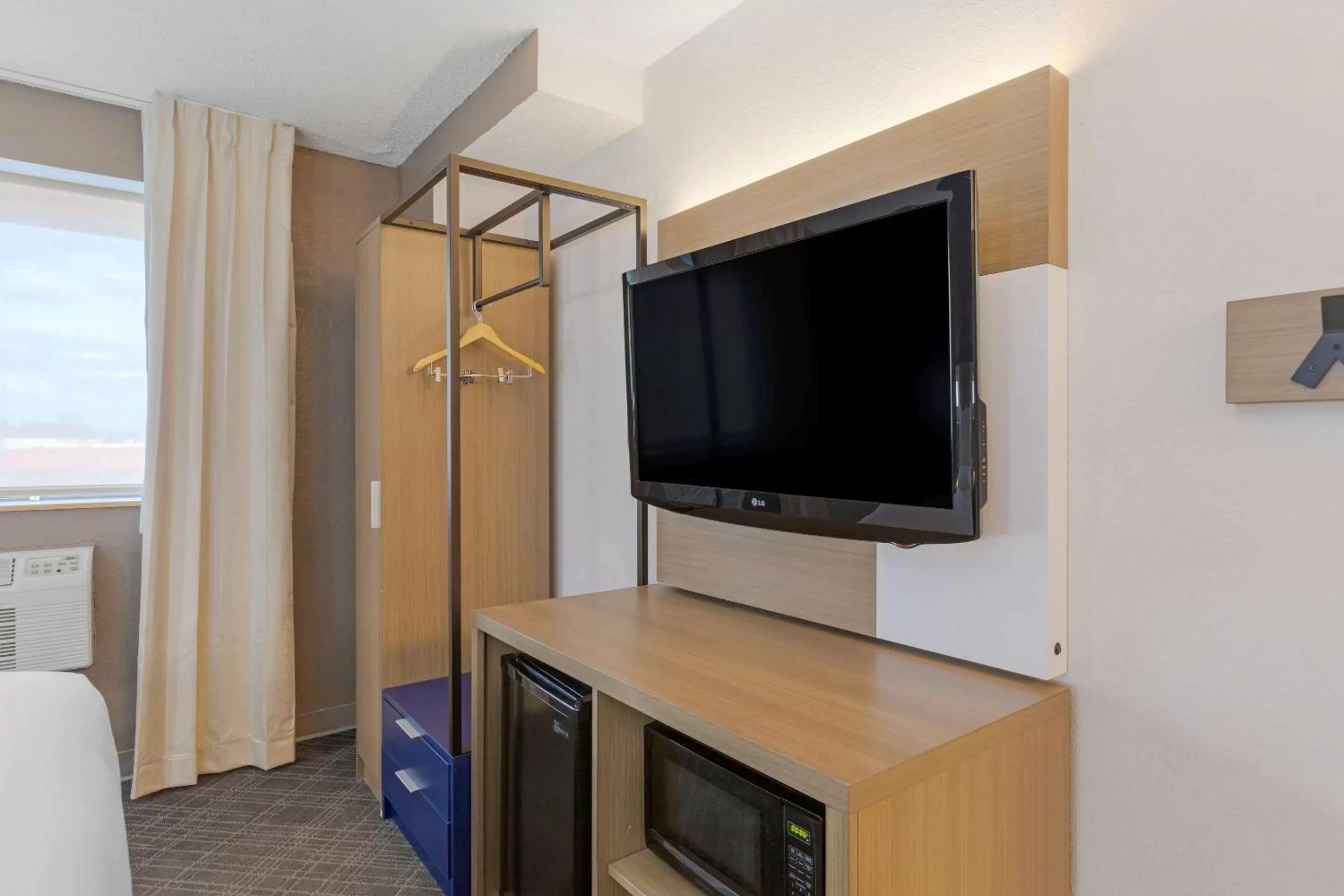 Bedroom in Comfort Inn Detroit - Troy