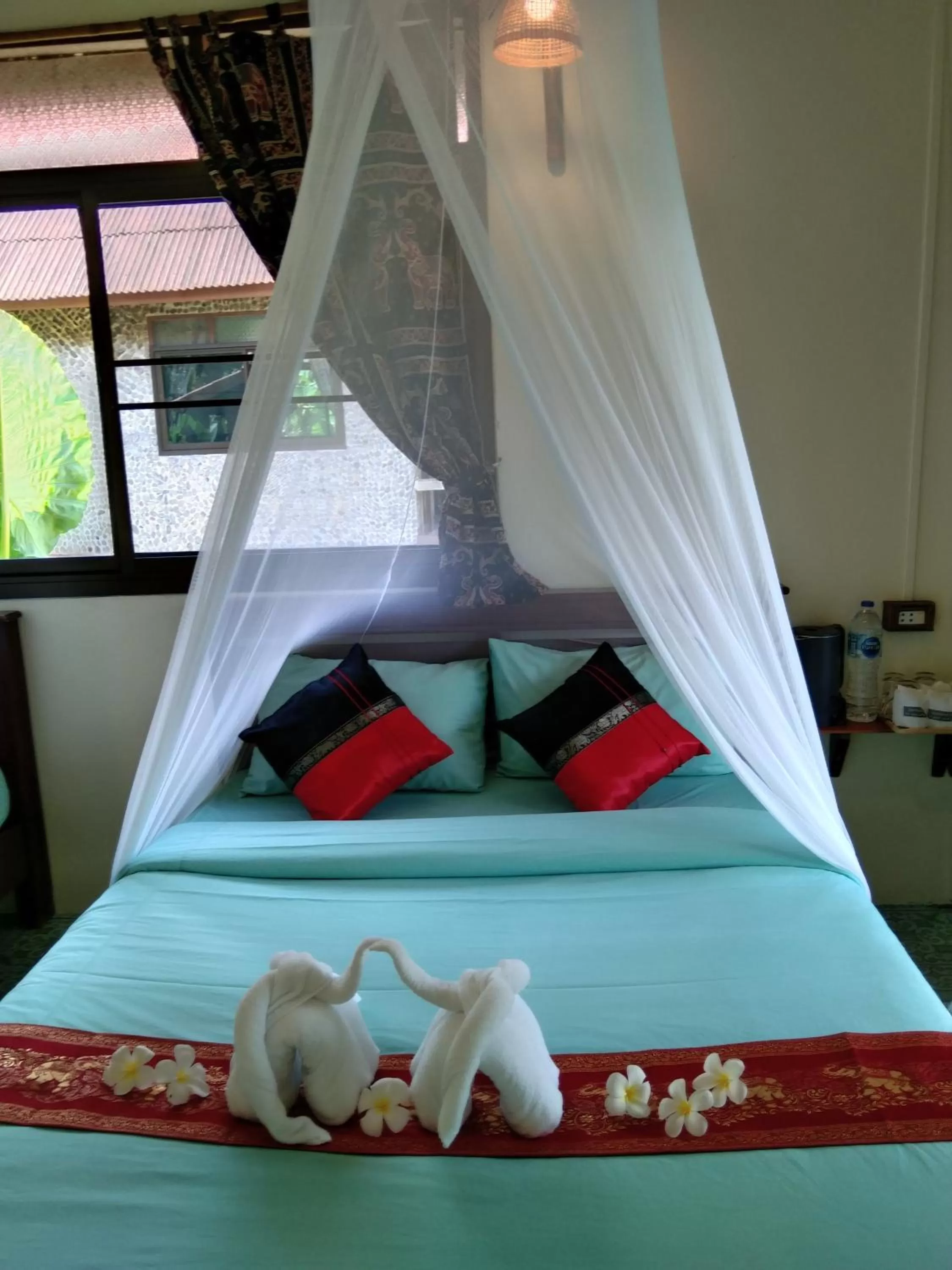 Bed in Khao Sok River & Jungle Resort