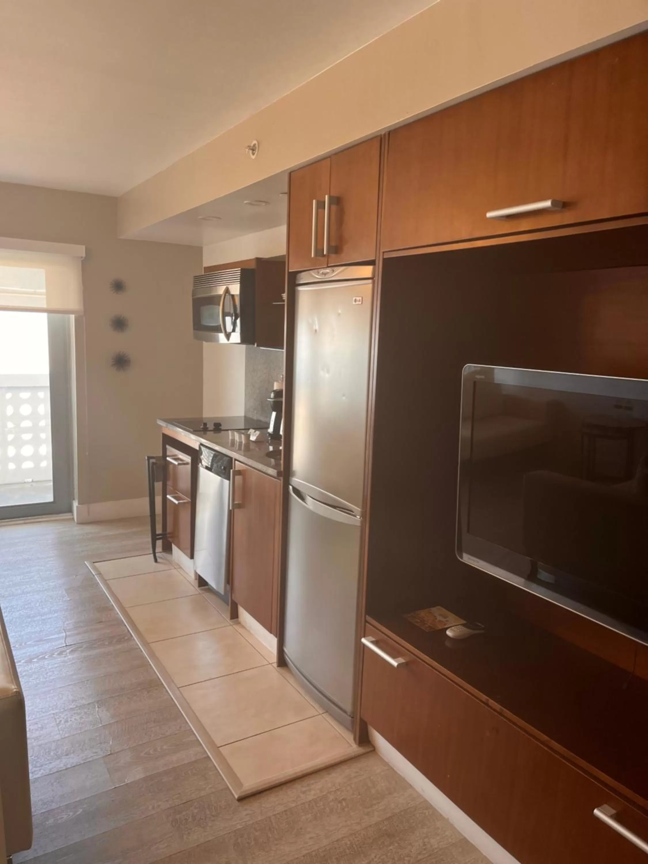 Kitchen or kitchenette, Kitchen/Kitchenette in Suites at The Strand on Ocean Drive