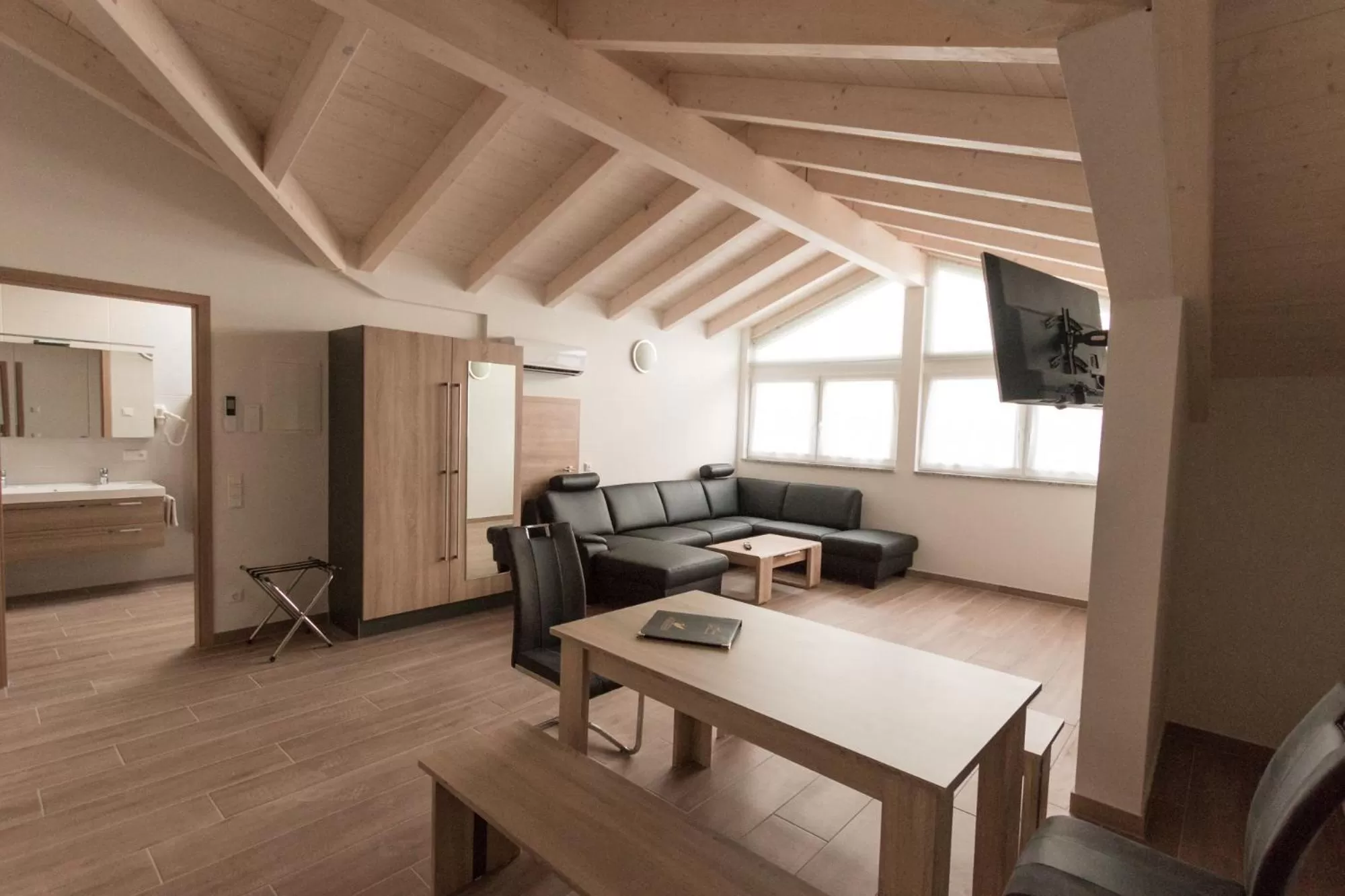 Living room, Bed in Stadthotel Donauwörth