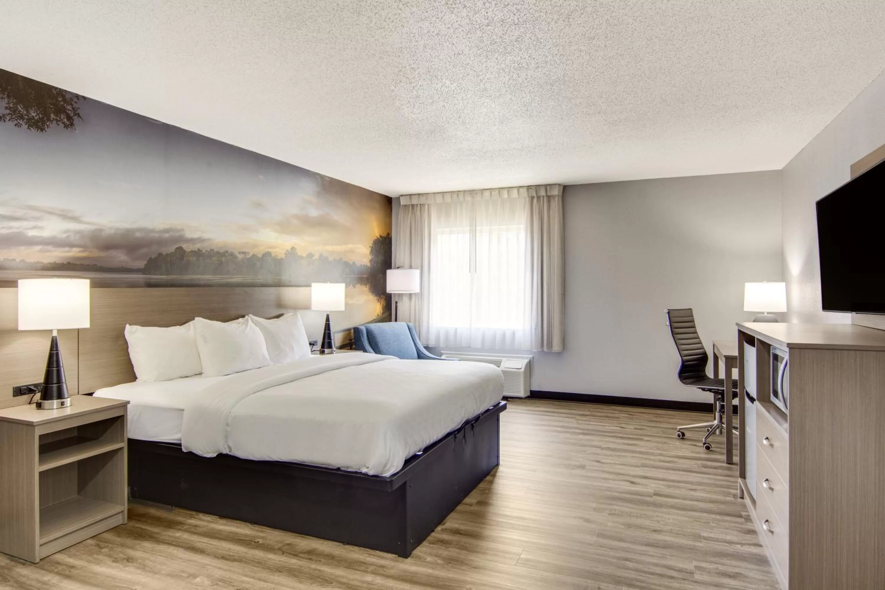 Photo of the whole room, Bed in Clarion Pointe on the lake Clarksville-South Hill West