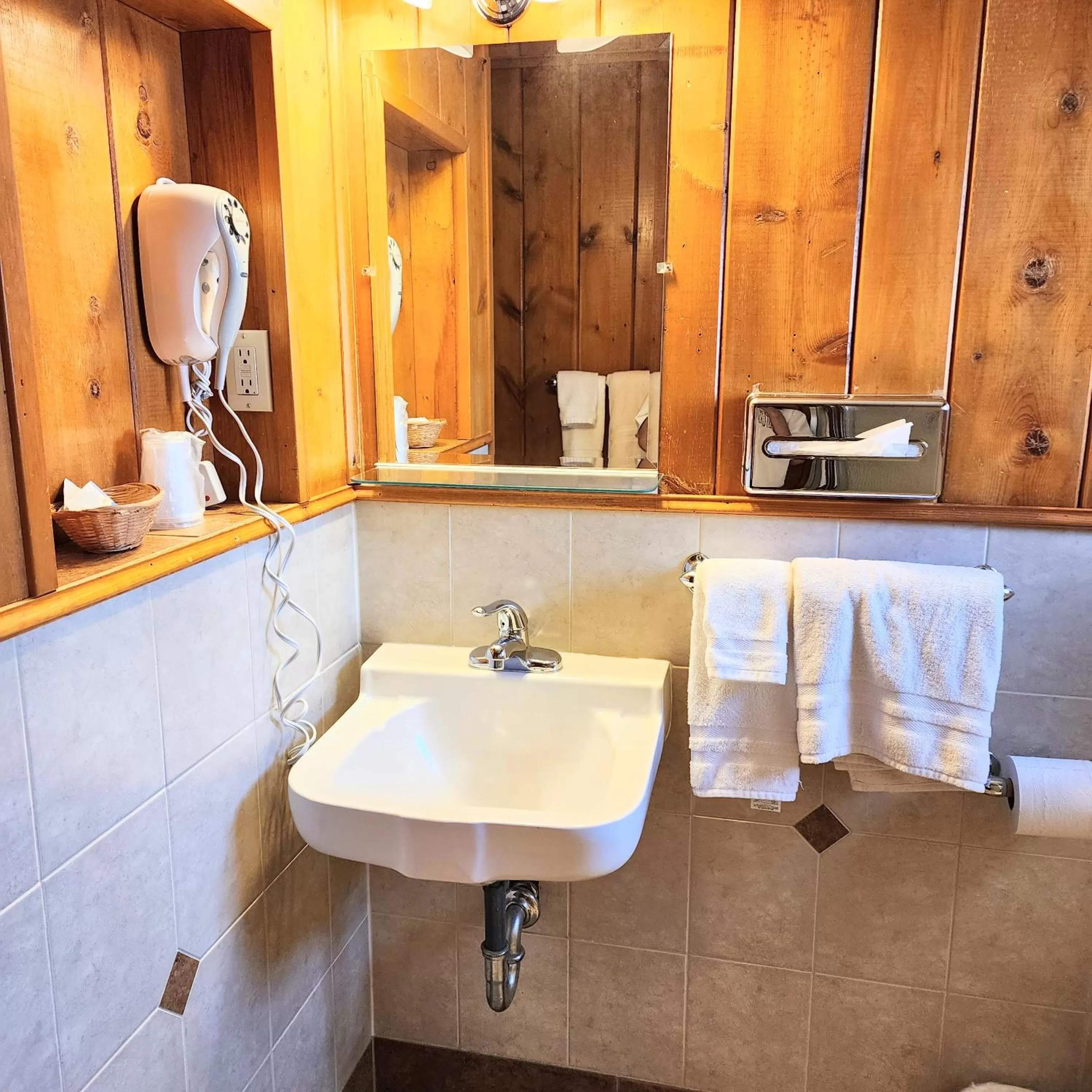 Bathroom in Canyon Motel near Rocky Mountain National Park