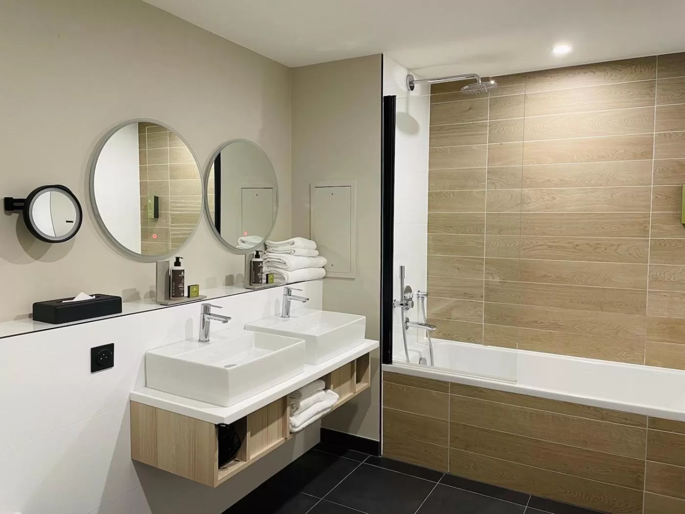 Bathroom in Citadines Eurometropole Strasbourg