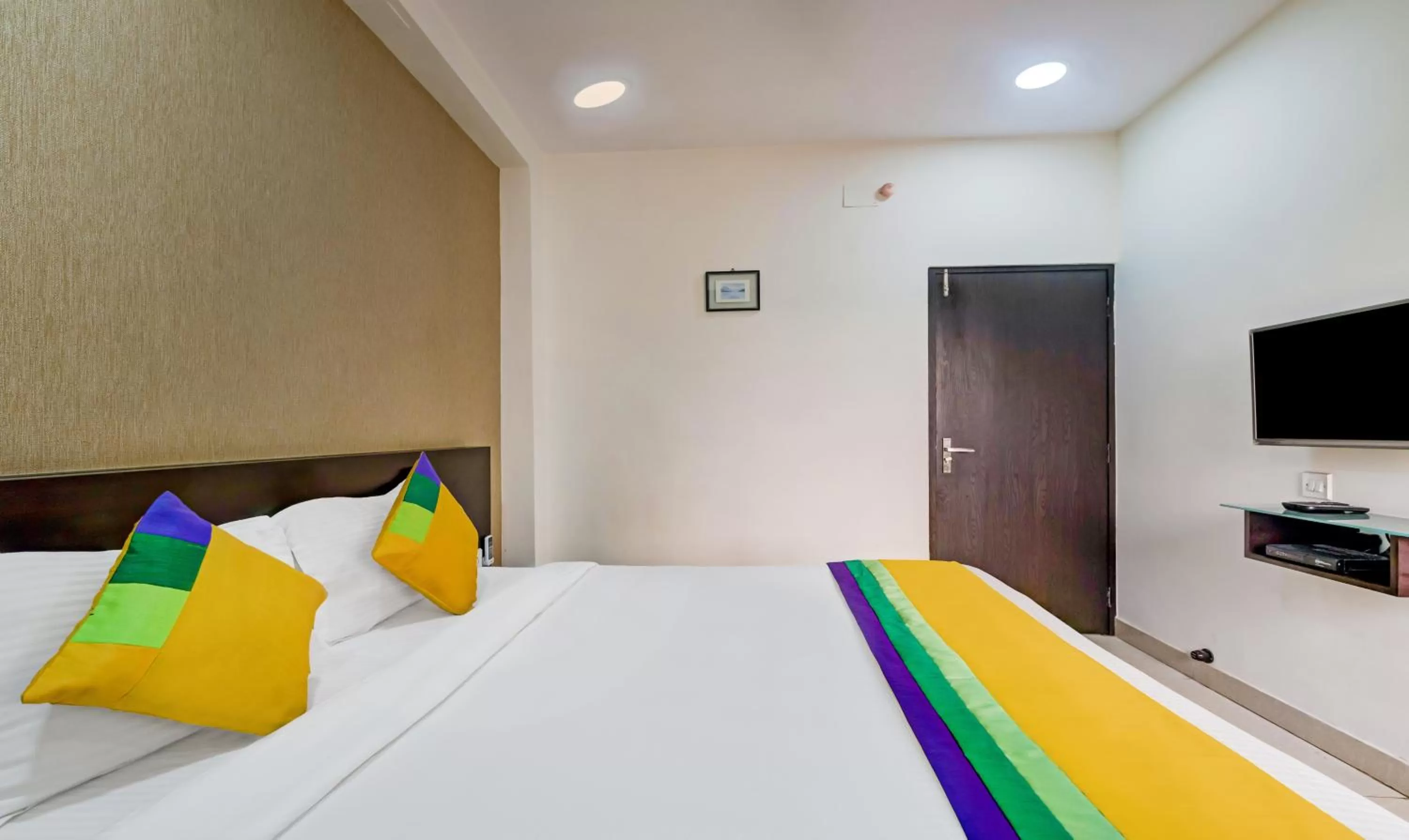 Bedroom, Bed in Itsy Hotels Neeranand Plaza, Bhawanipur