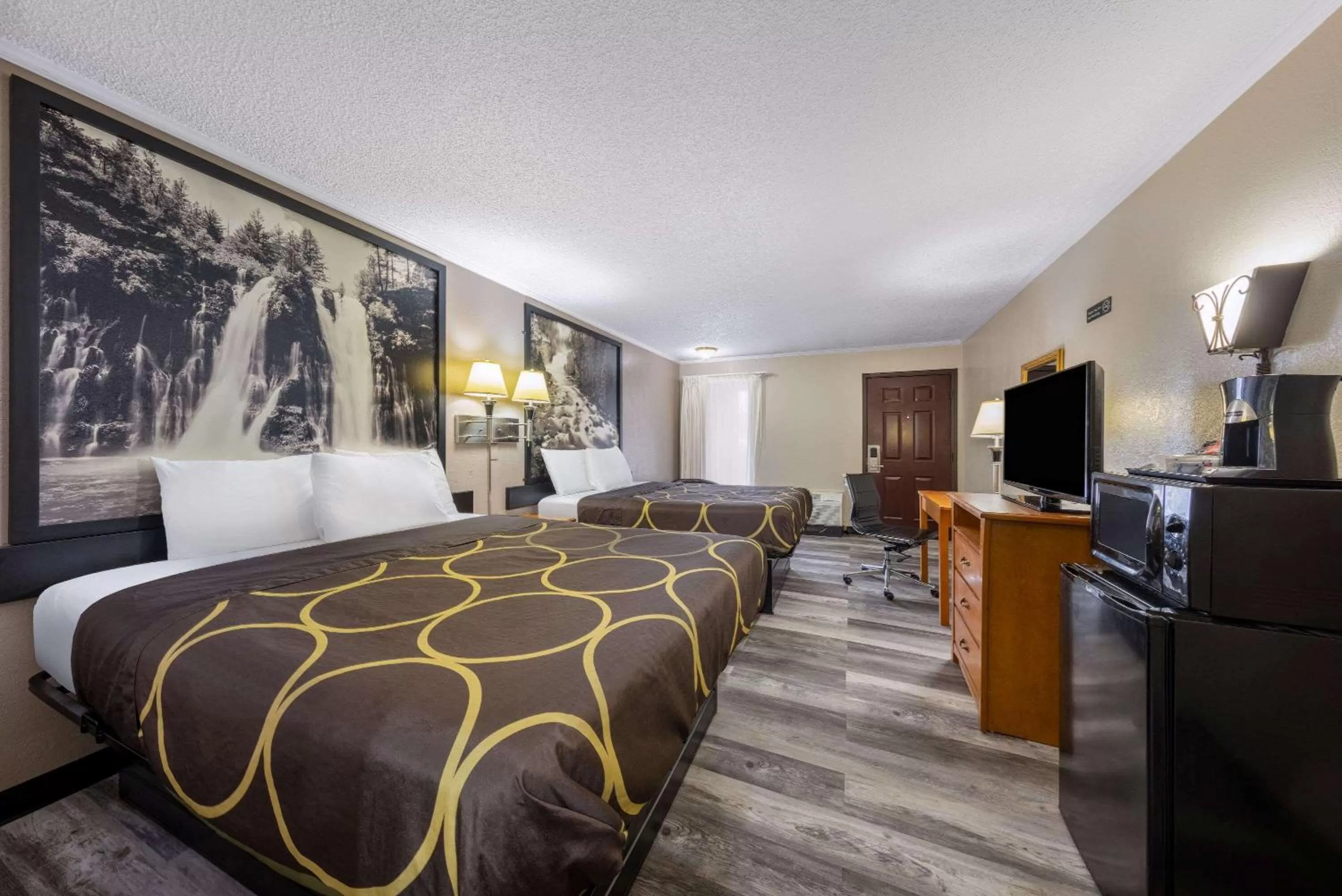 Bedroom, Bed in Super 8 by Wyndham Kansas City Airport North