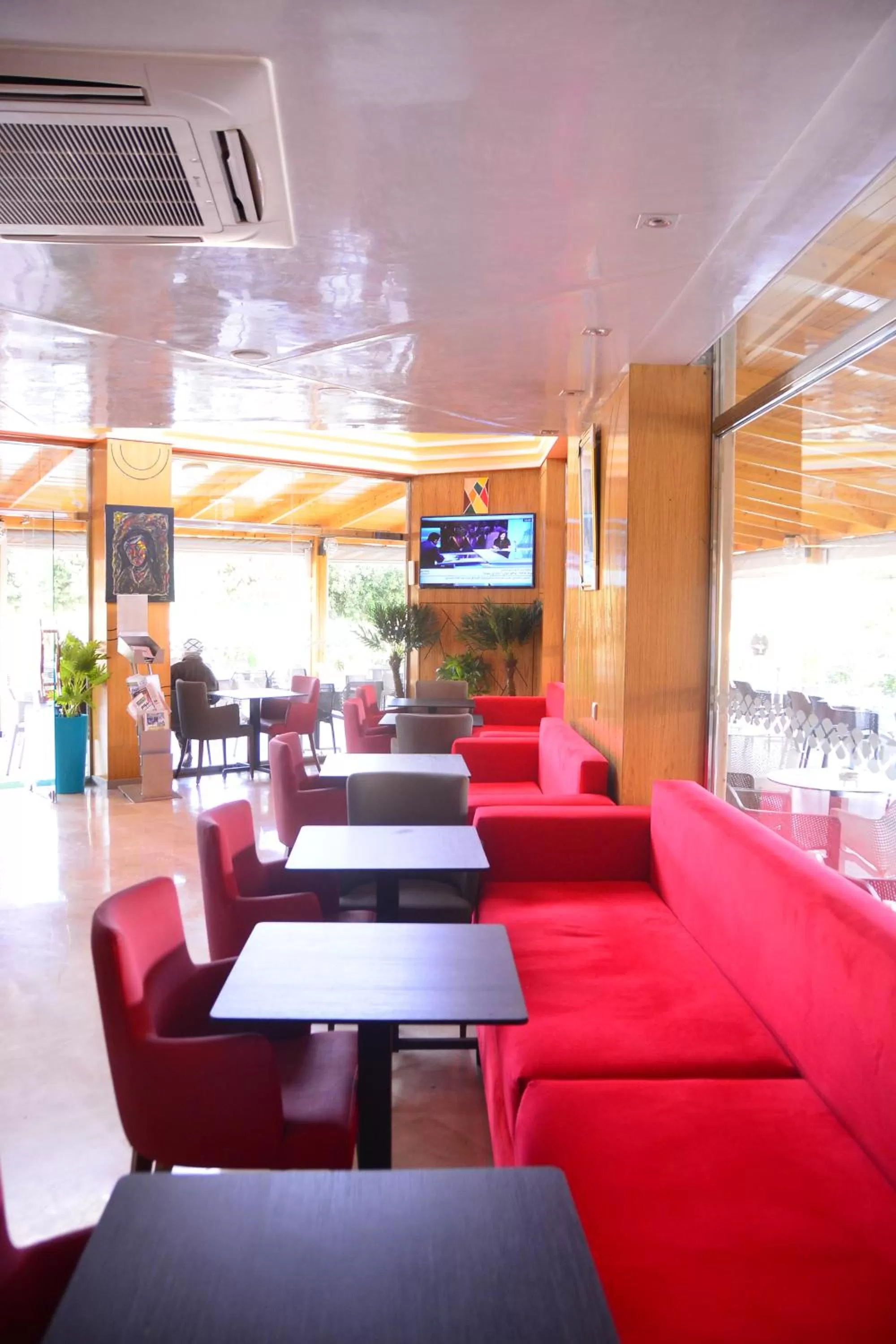 Hôtel Hadaik Ain Asserdoune