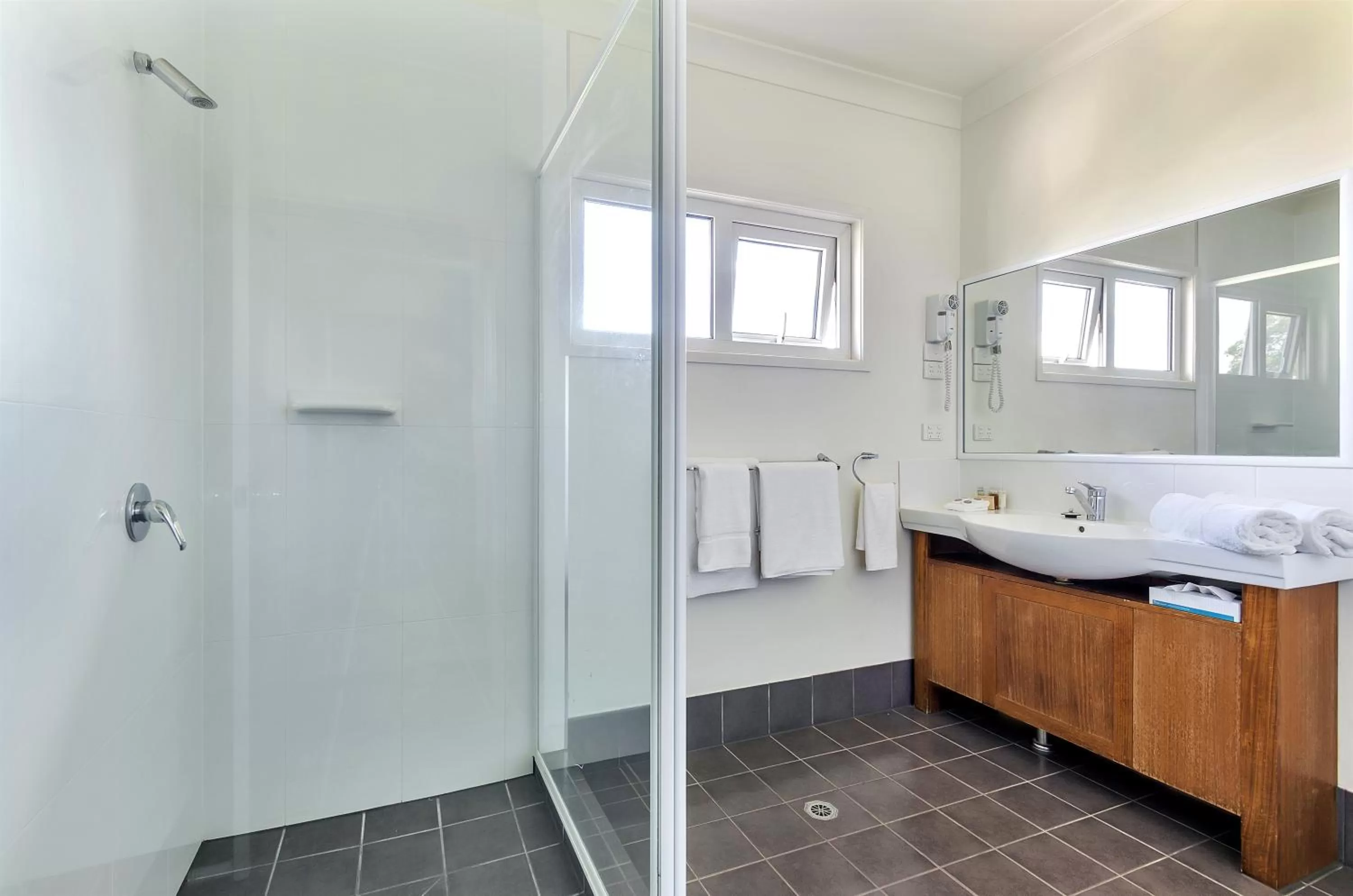 Bathroom, Bed in Coachmans Inn Warwick