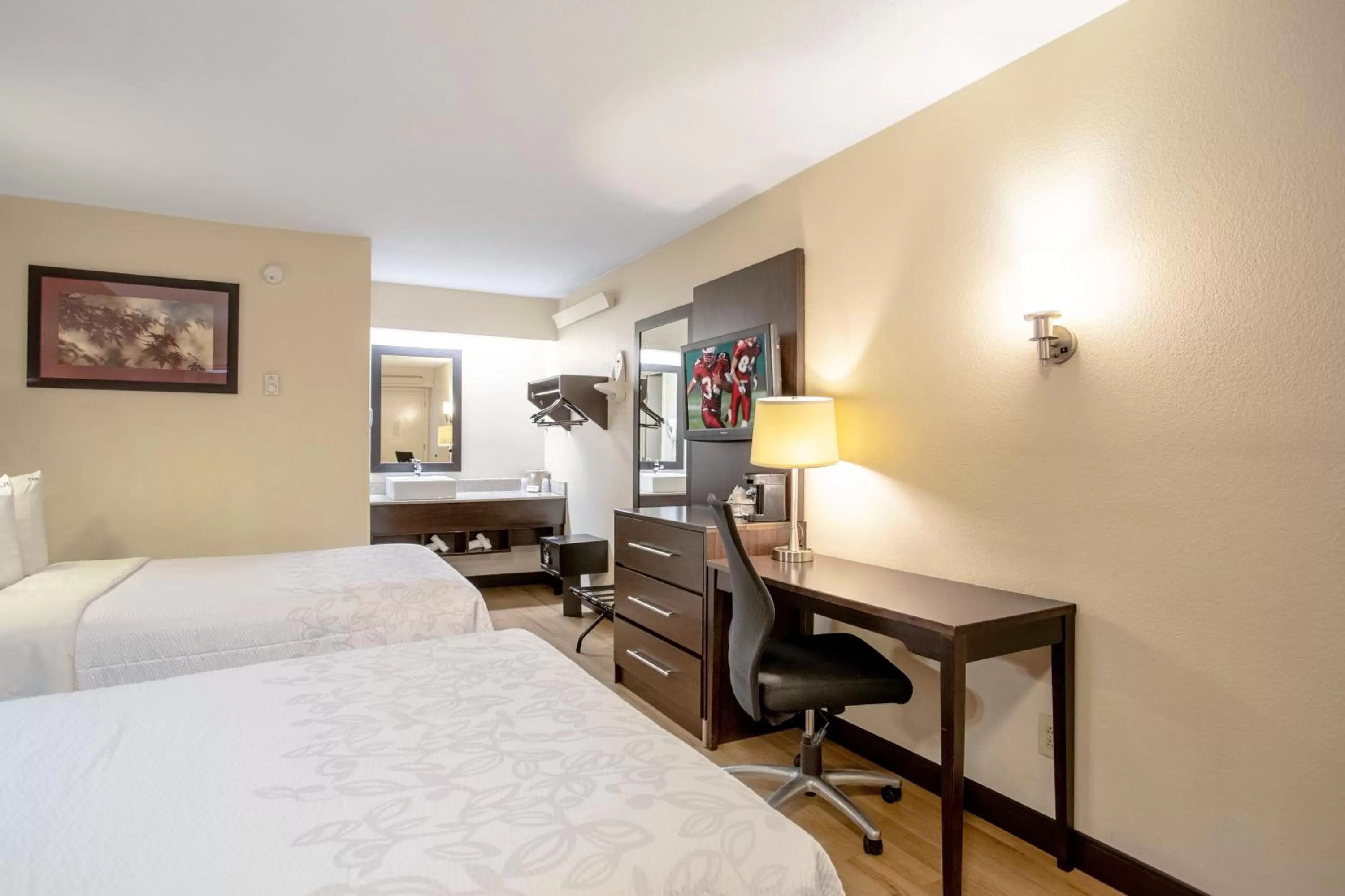 Photo of the whole room, Bed in Red Roof Inn PLUS + Boston - Framingham