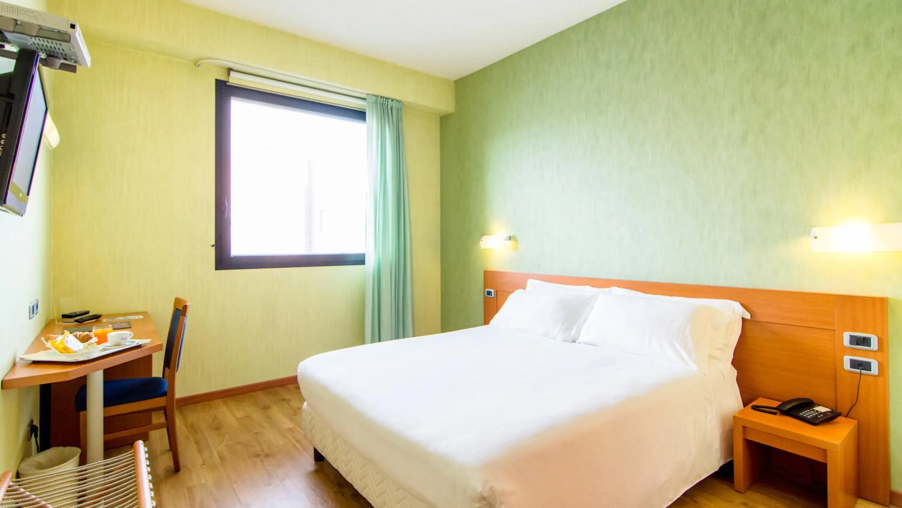 Bedroom, Bed in Hotel Concorde