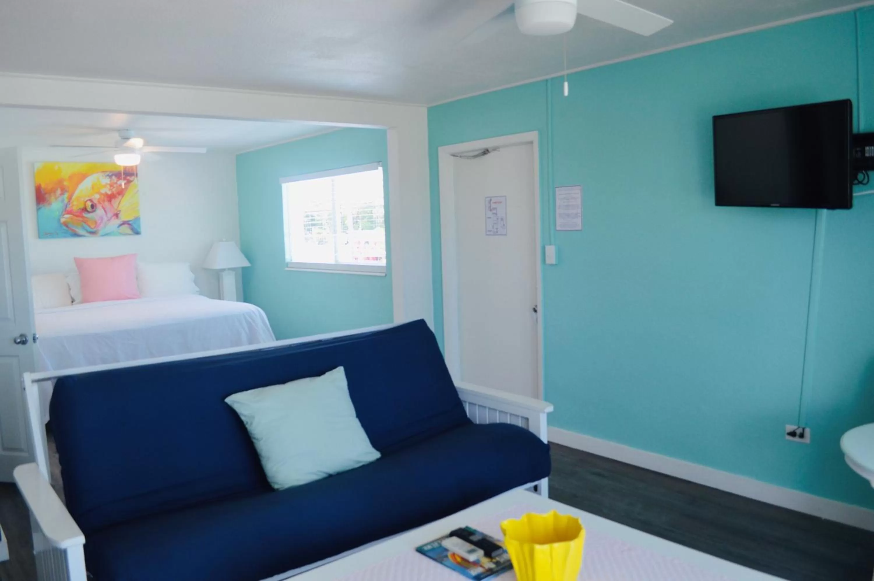 Living room, Bed in Drop Anchor Resort & Marina