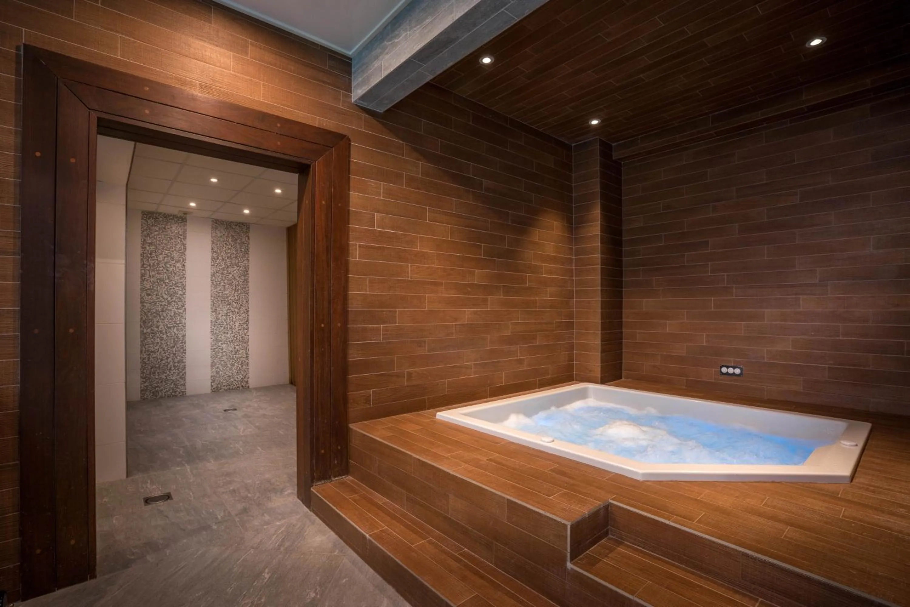 Hot Tub in Best Western Plus Hostellerie Du Vallon