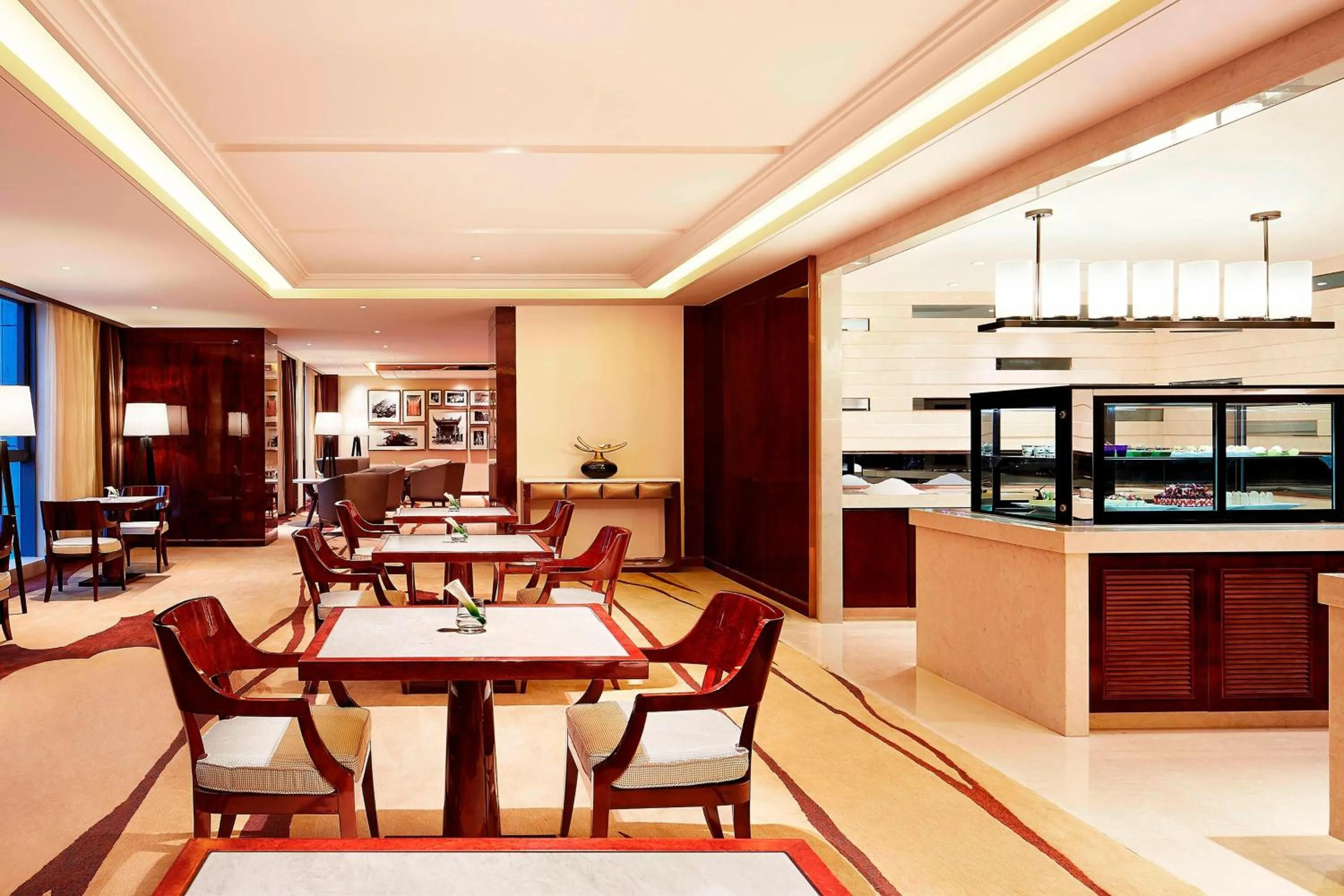 Lounge or bar in Sheraton Grand Zhengzhou Hotel