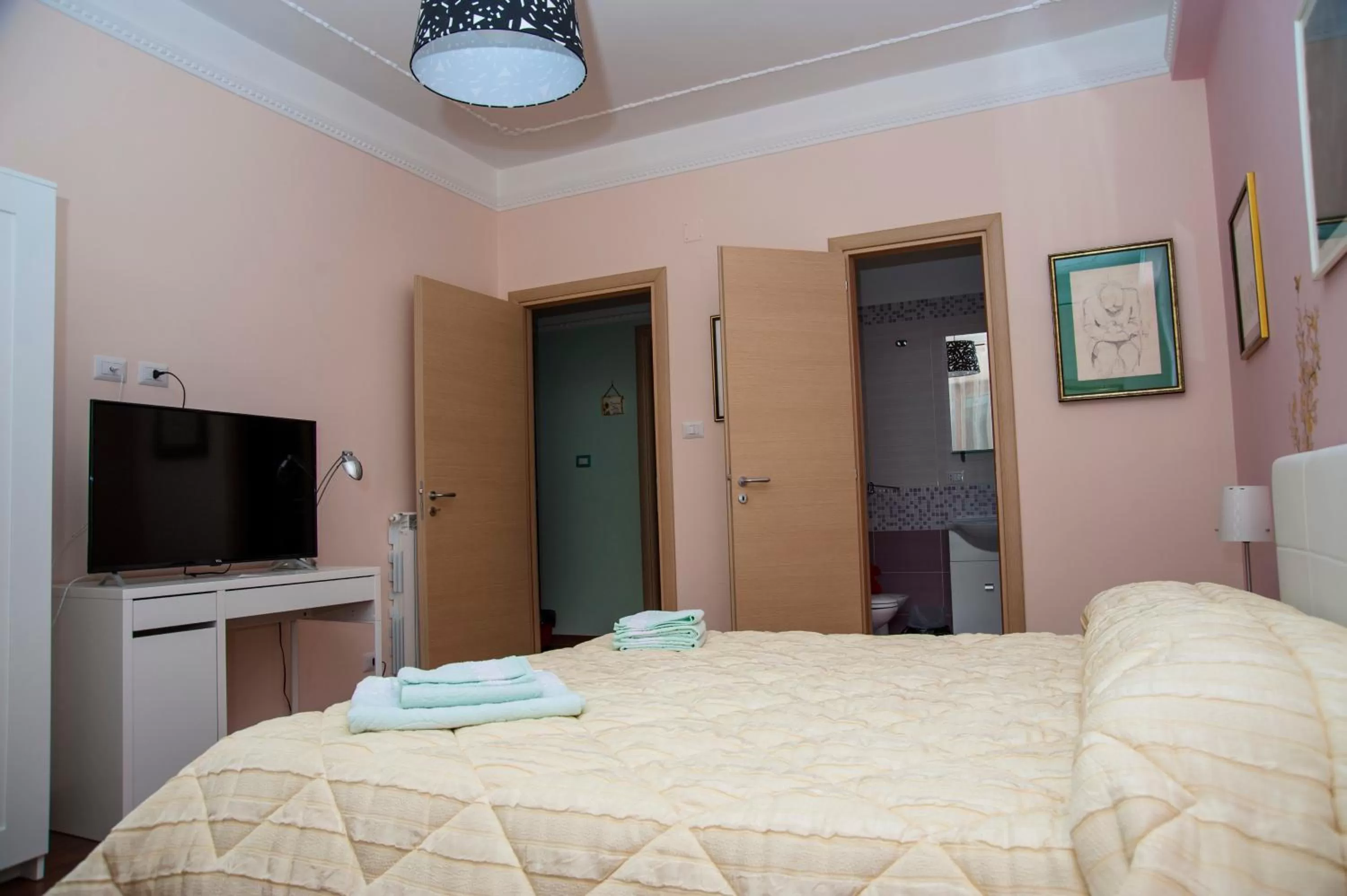 Photo of the whole room, Bed in Alma b&b