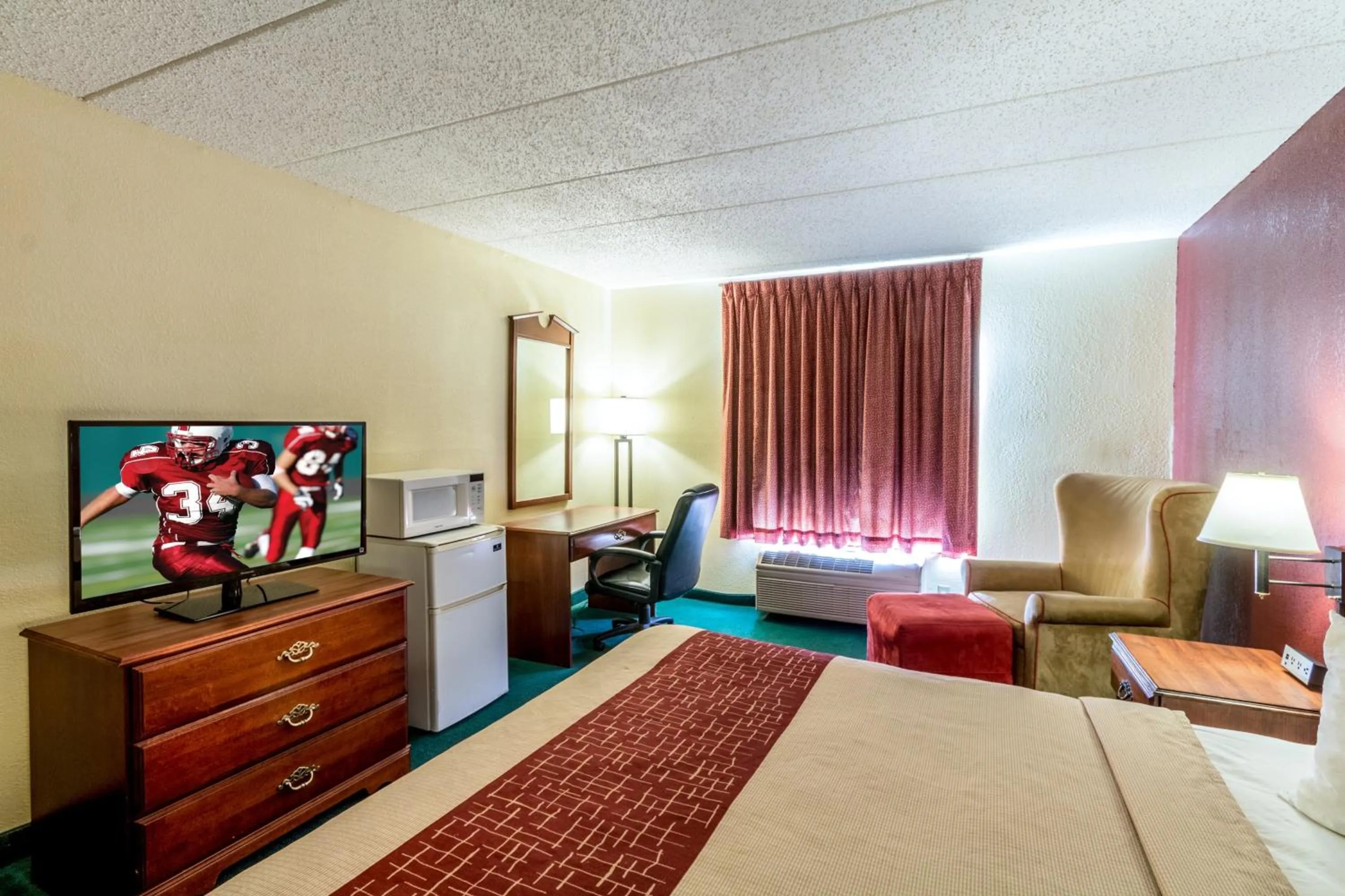 Photo of the whole room, Bed in Red Roof Inn Morehead