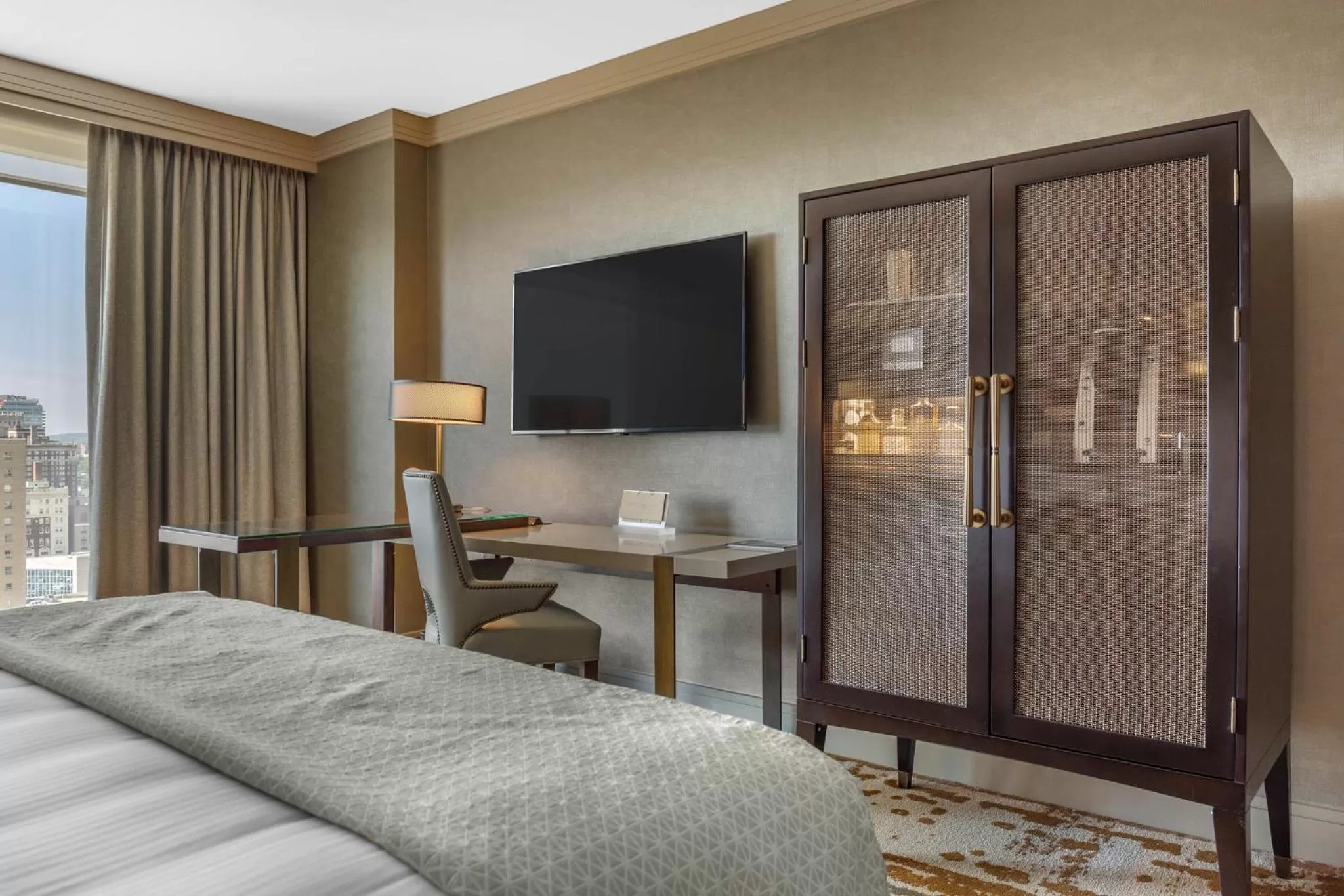 Photo of the whole room, Bed in Omni Louisville Hotel