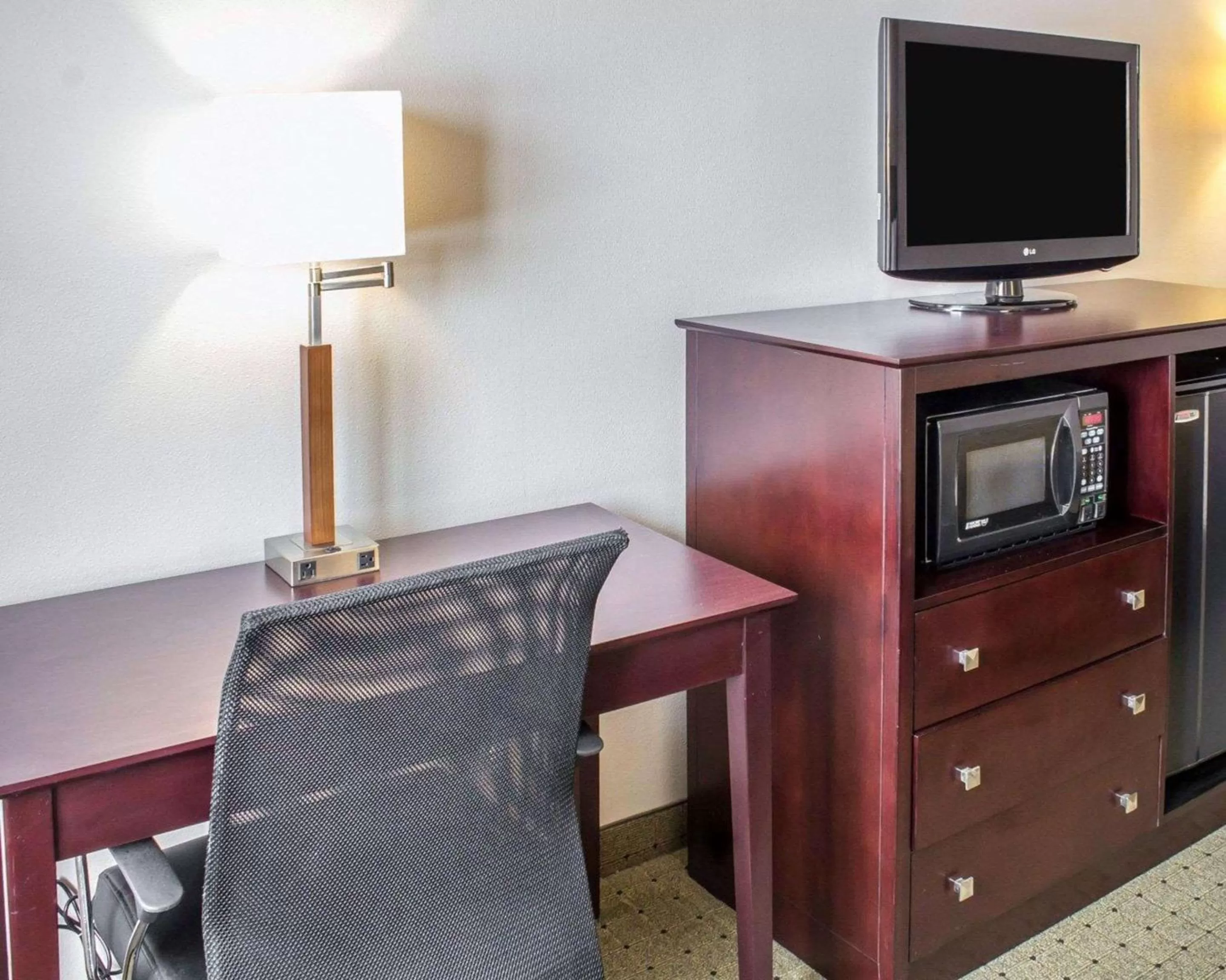 Photo of the whole room in Econo Lodge