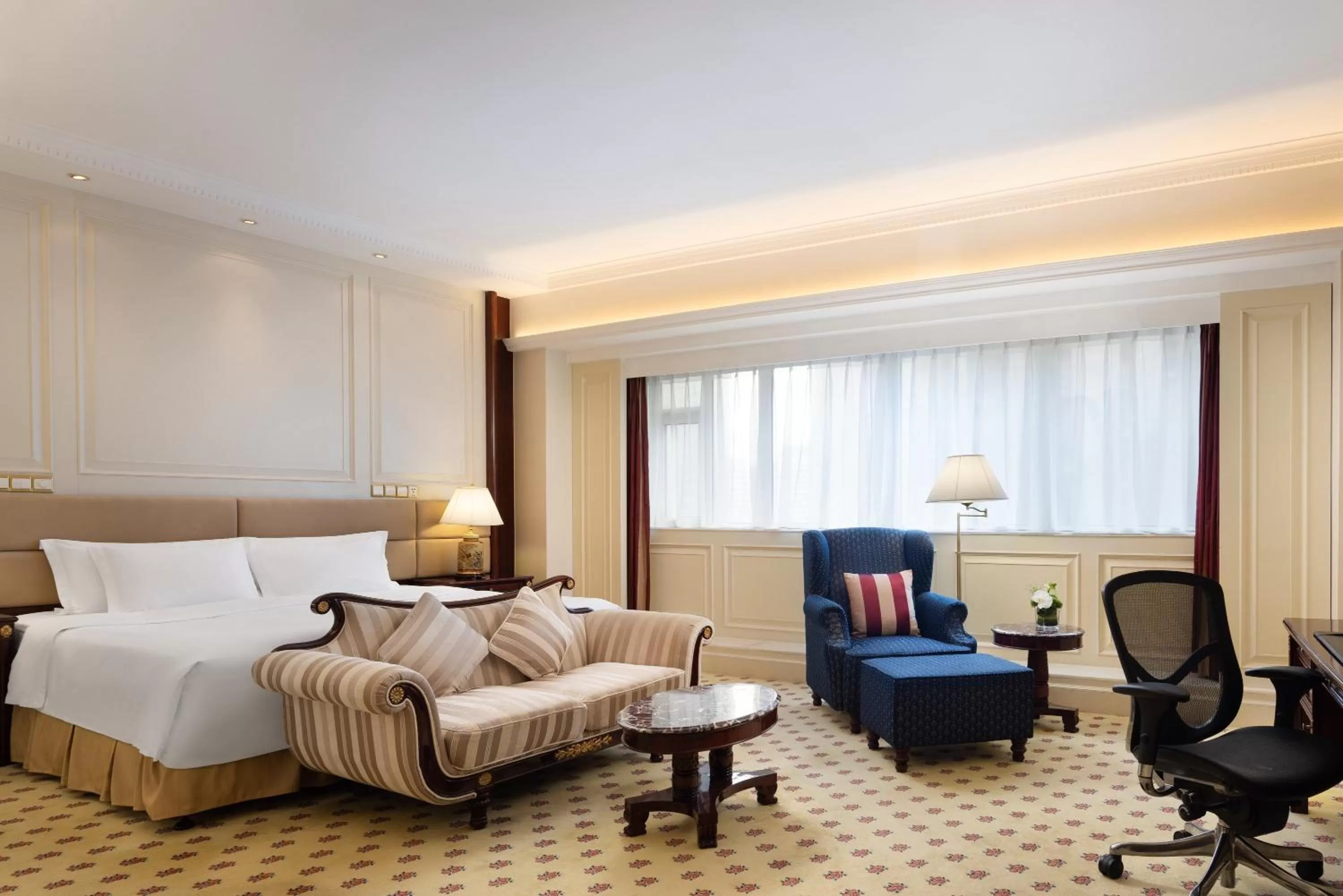 Photo of the whole room, Bed in Crowne Plaza Hotel & Suites Landmark Shenzhen by IHG