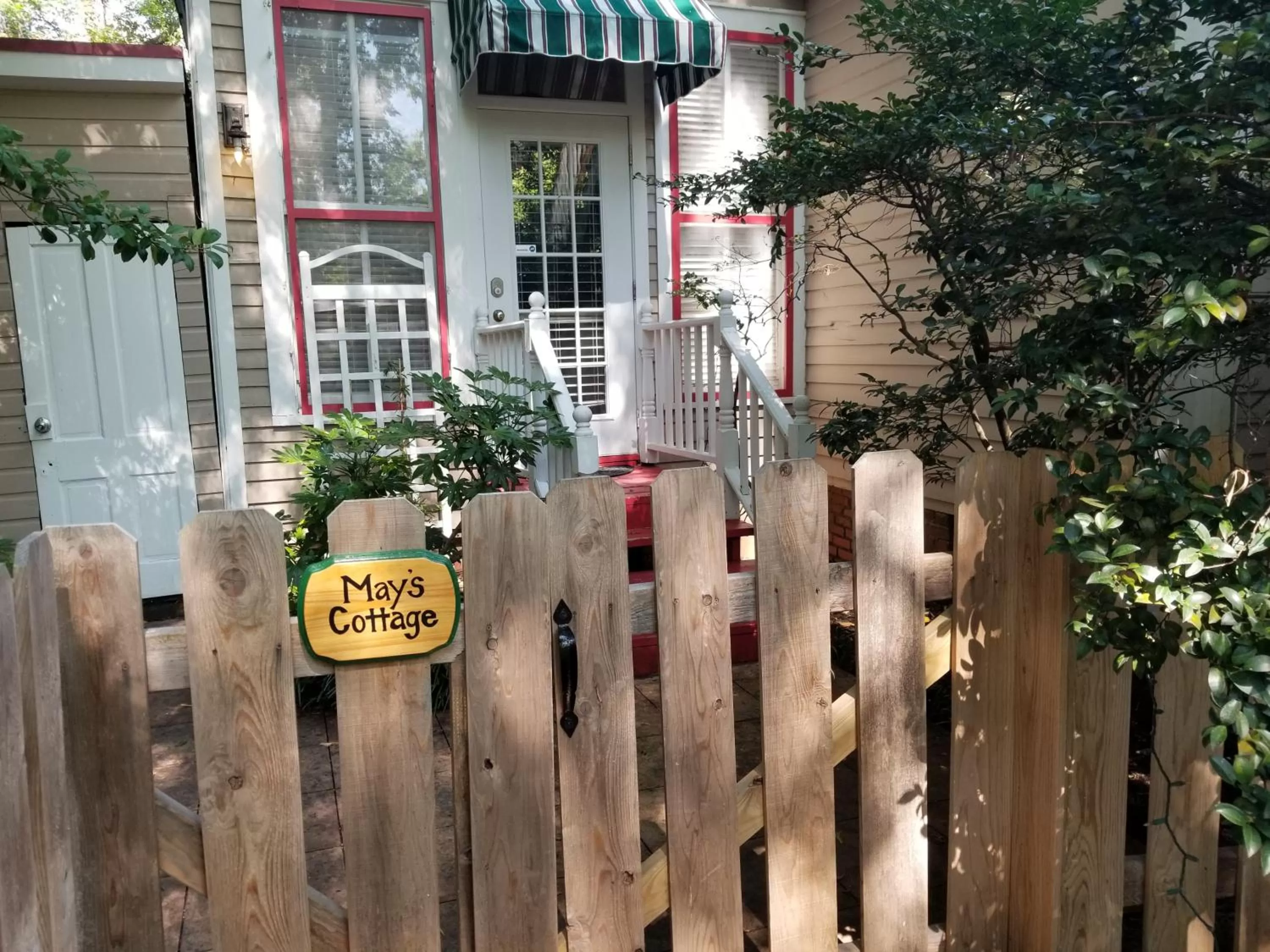 Quadruple Room with Private Bathroom in Rosemont B&B Cottages