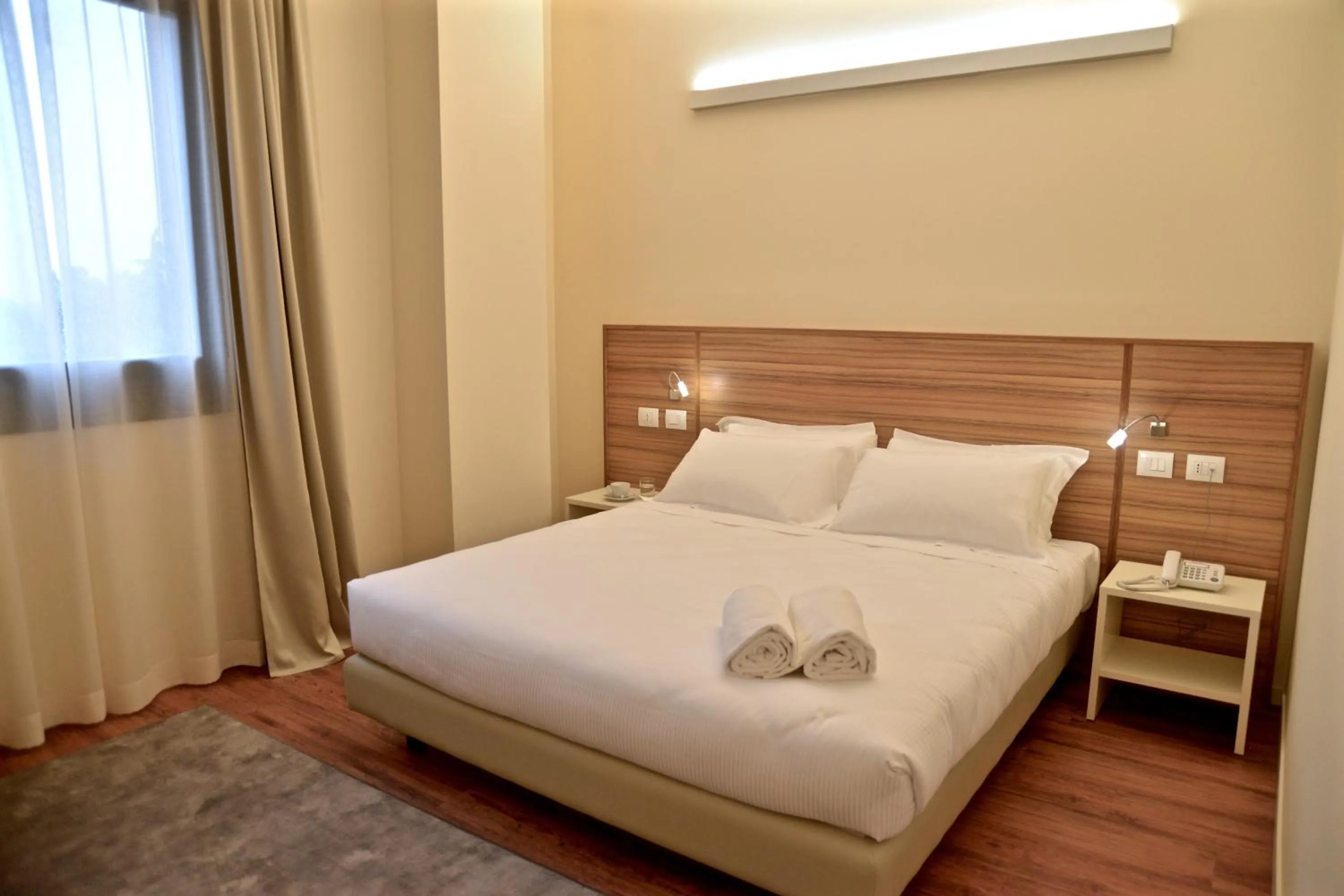 Shower, Bed in Hotel Forum