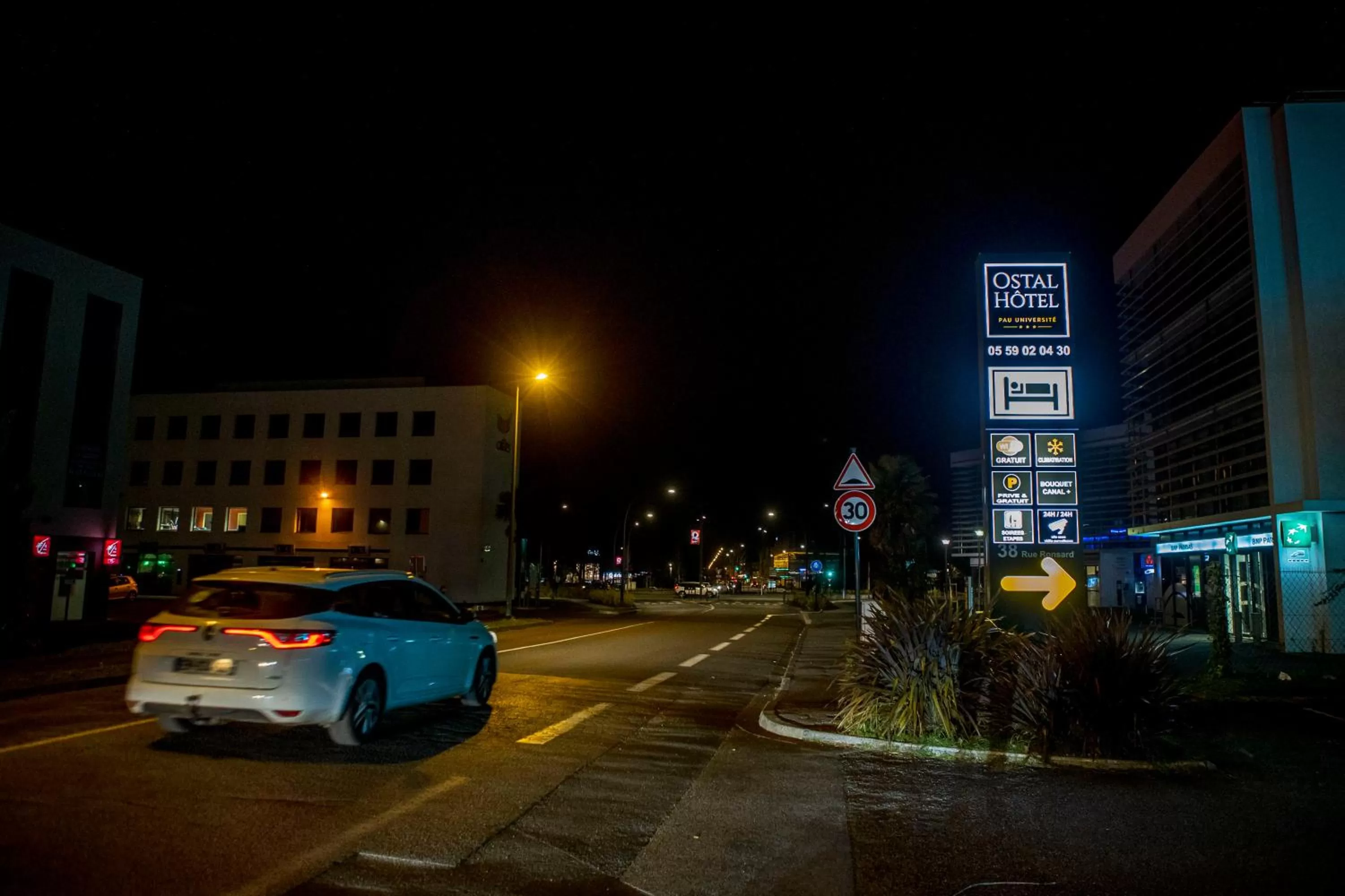 Street view in Ostal Pau Universite - Sure Hotel Collection by Best Western