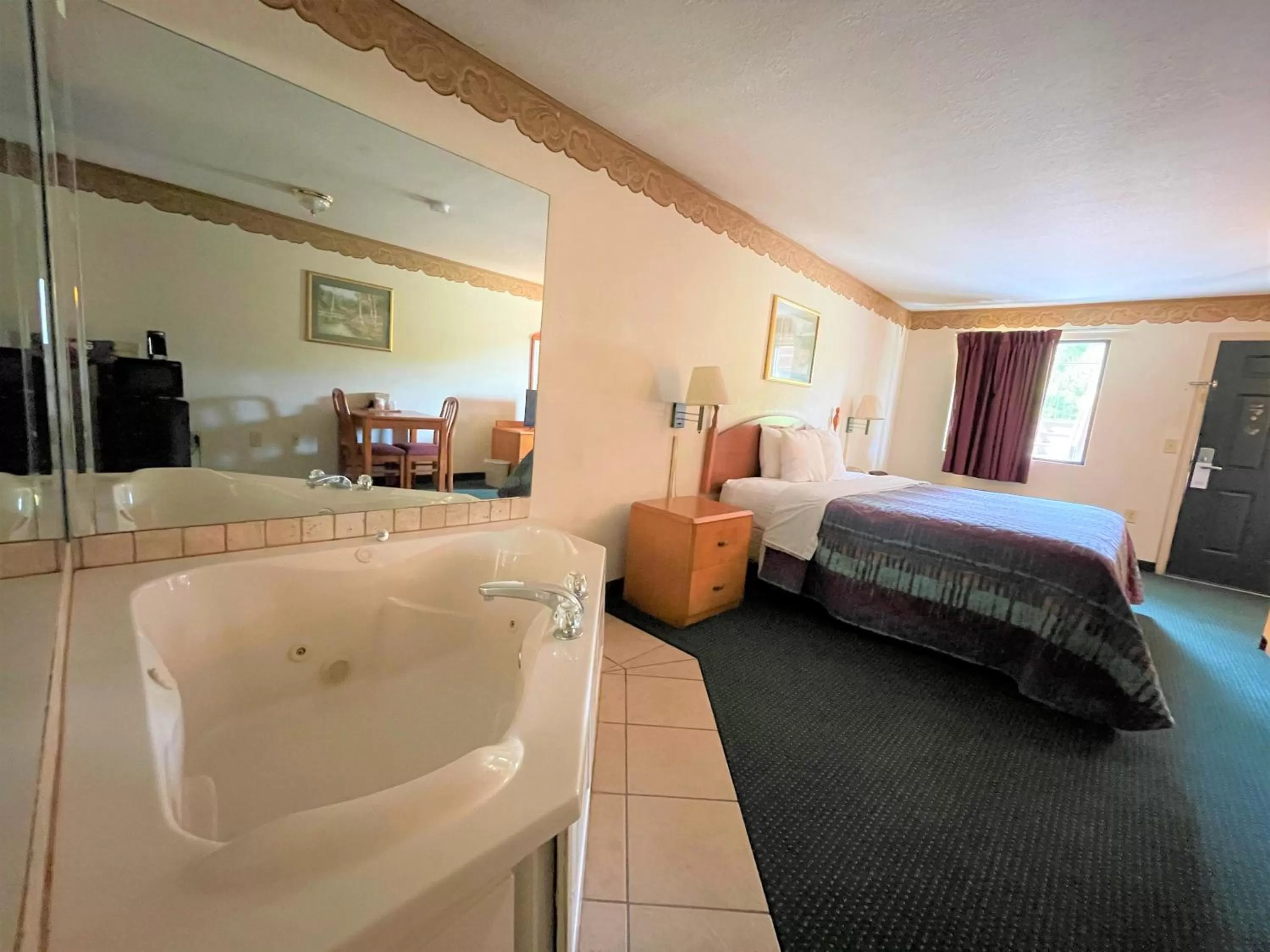 Bedroom, Bed in Rodeway Inn Sandersville