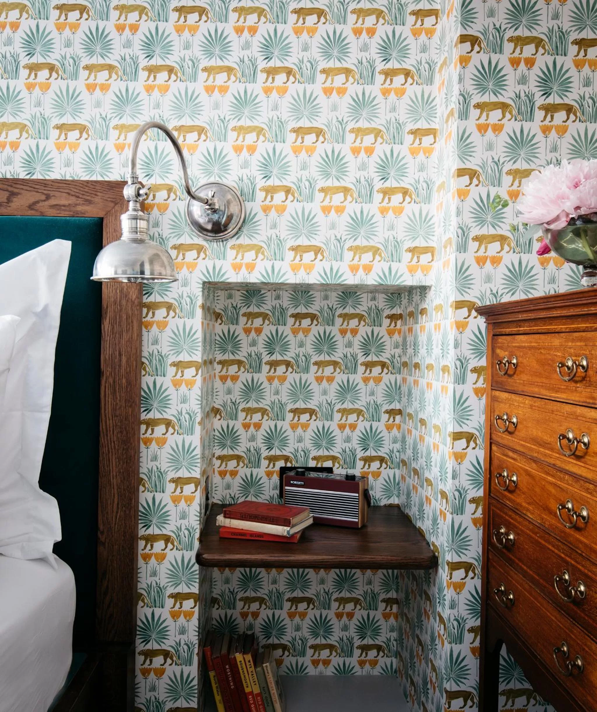 TV and multimedia, Bed in The Bower House, Restaurant & Rooms