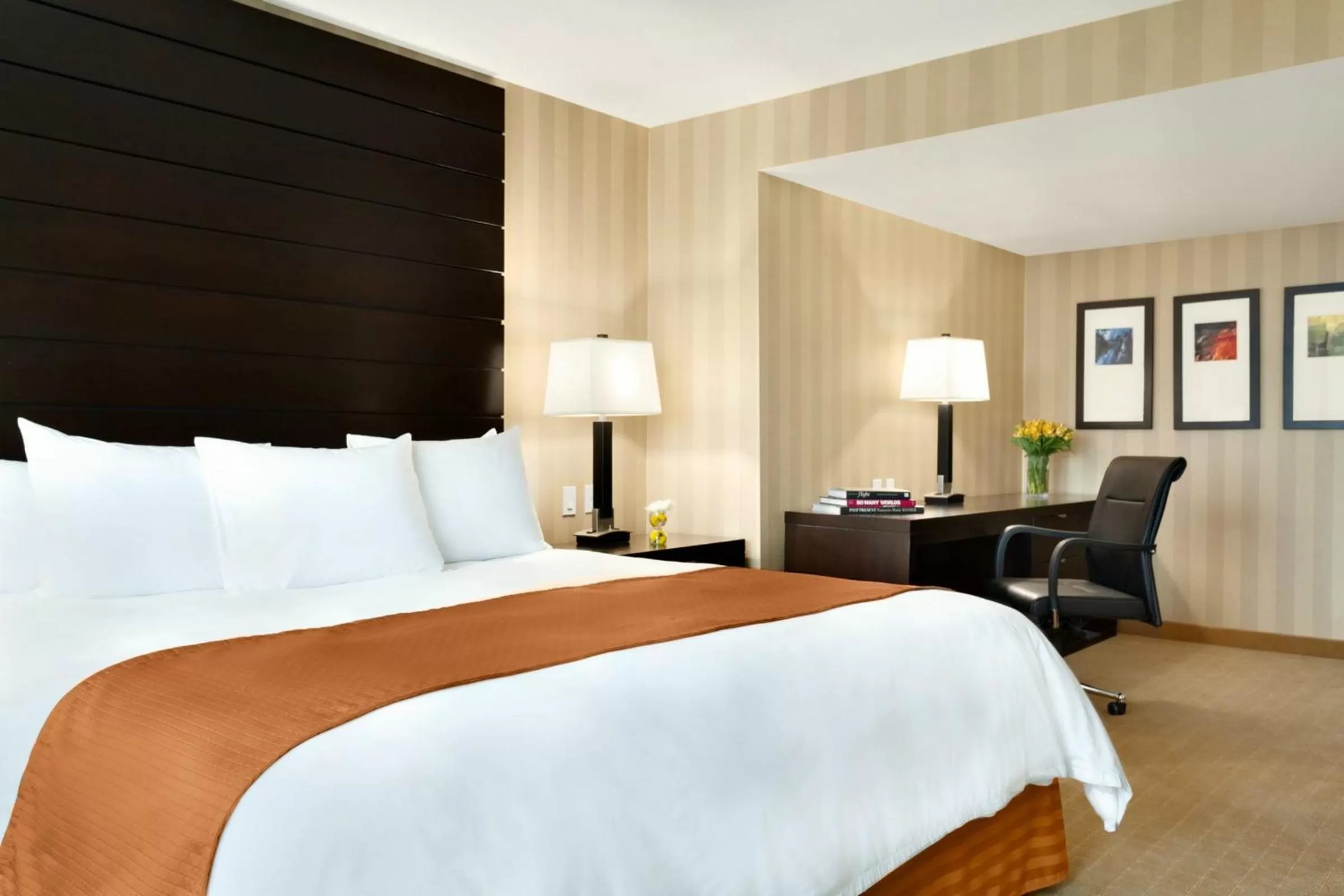 Photo of the whole room, Bed in Radisson Hotel Vancouver Airport