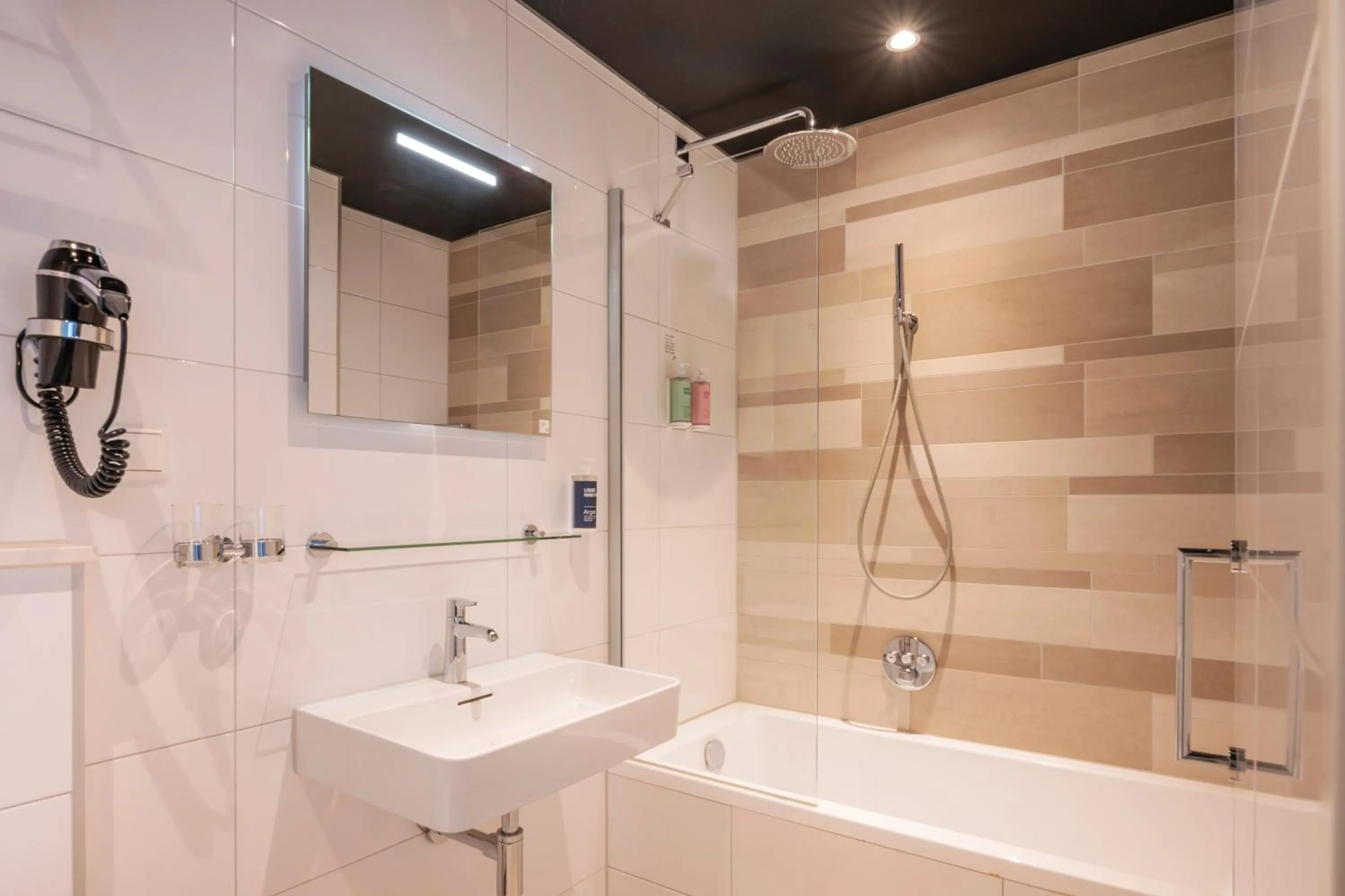 Shower in Thon Hotel Rotterdam City Centre