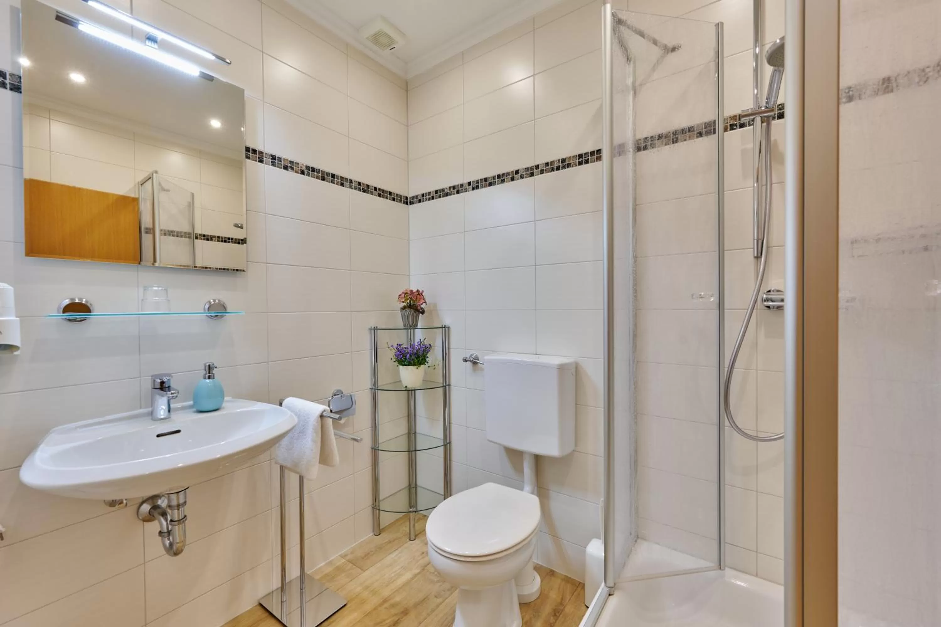 Bathroom in Hotel Restaurant Zum Goldenen Anker mit Hallenbad & Wellnessbereich