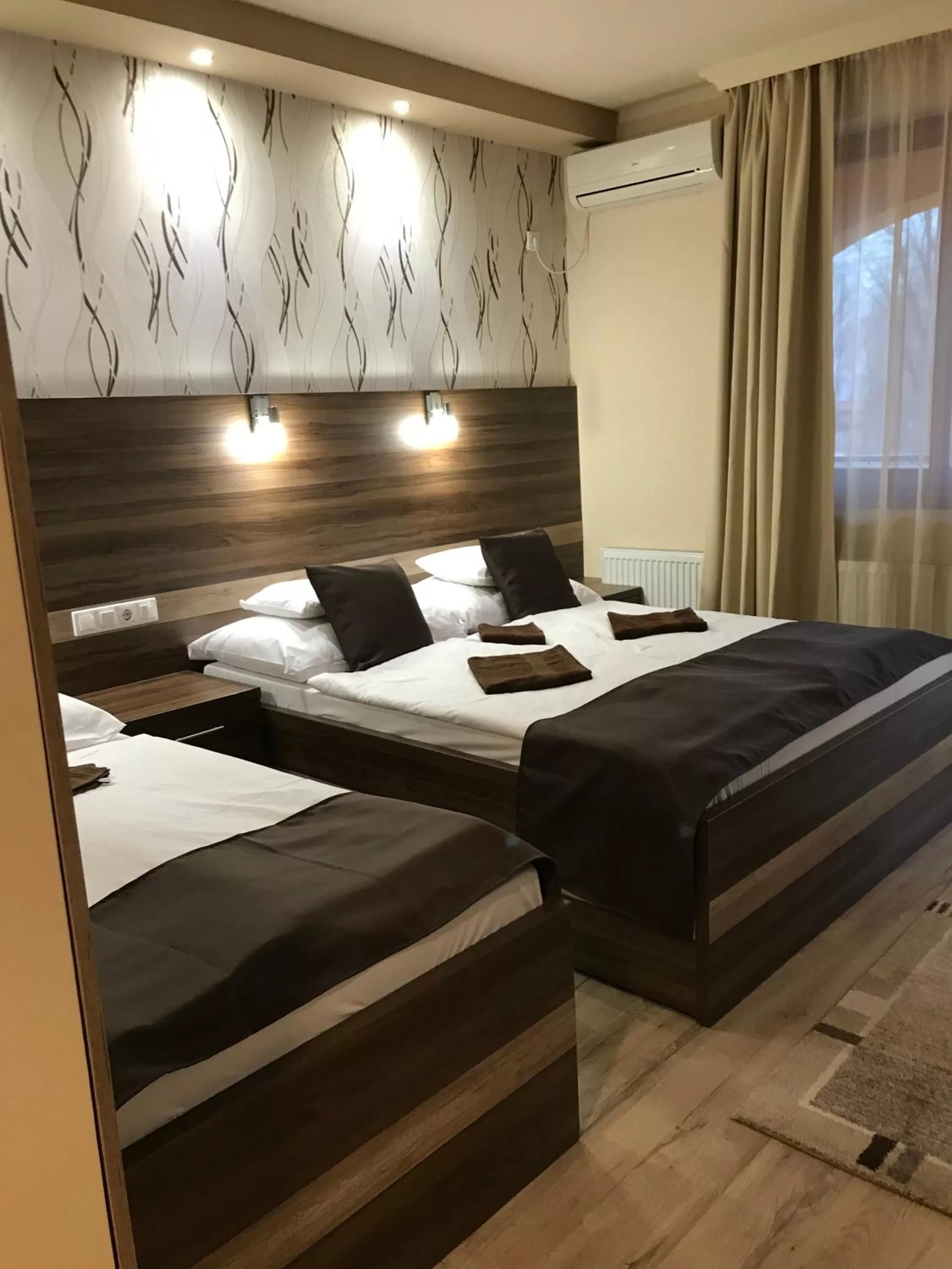 Bedroom, Bed in Royal Hotel